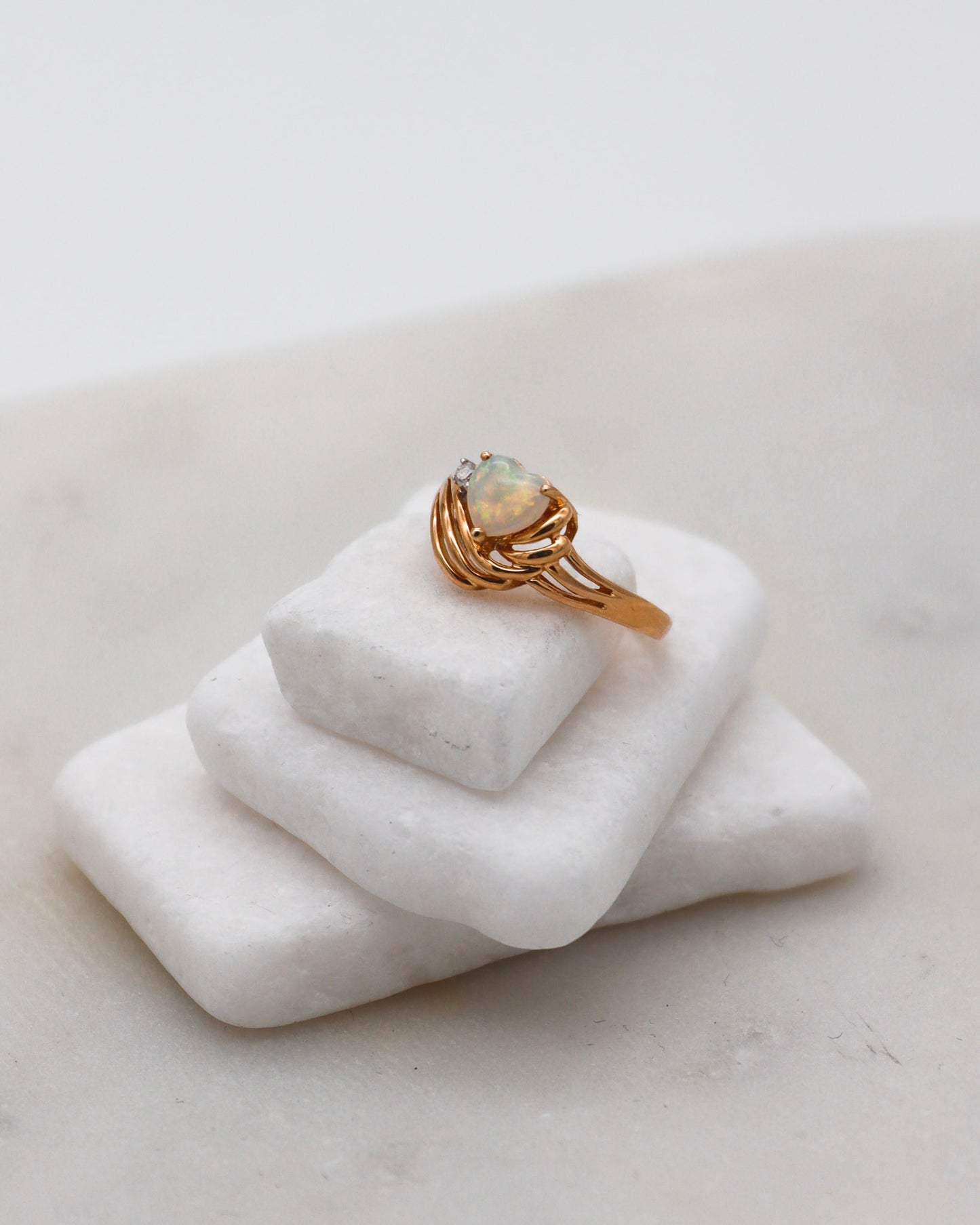 Vintage-Ring Mila mit 0.15ct Herz-Opal & 0.02ct Brillant in 585/-Gelbgold – erhältlich in München und Augsburg