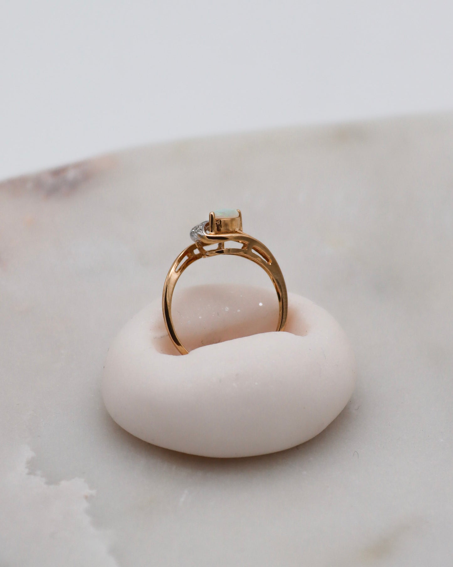 Vintage-Ring Nicole mit 0.05ct Marquise-Opal & 0.04ct Brillanten in 585/-Gelbgold & Weißgold – erhältlich in München und Augsburg