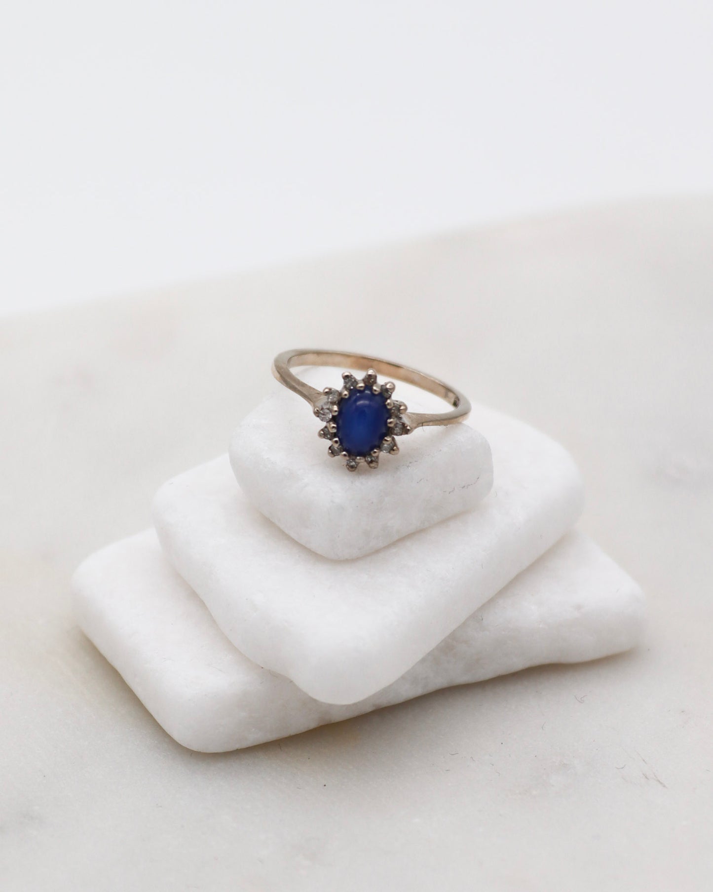 Vintage-Ring Liliane mit Saphir und Stern-Halo aus Brillanten