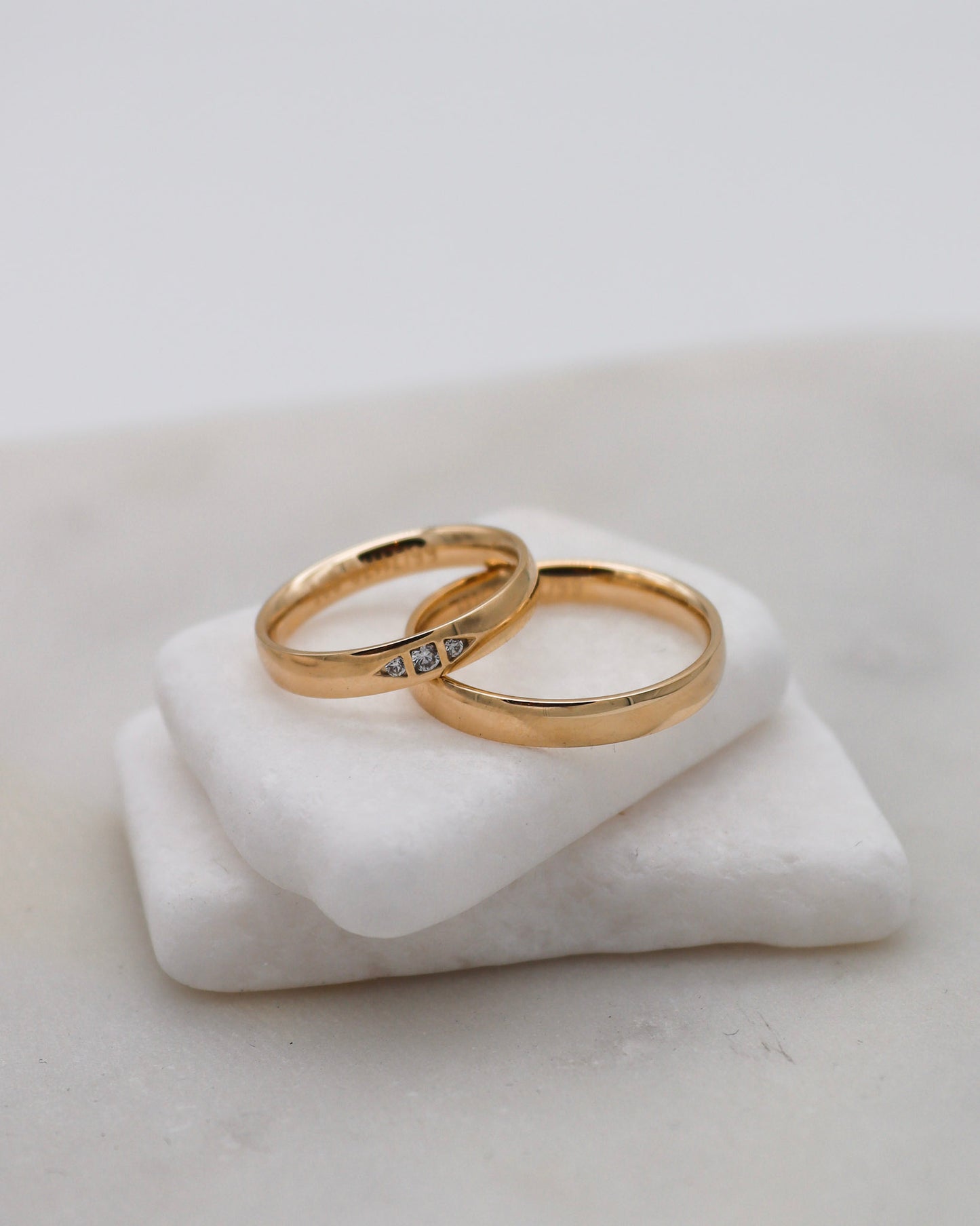 Eheringe aus Gelbgold mit polierter Oberfläche und geometrischer Brillantfassung