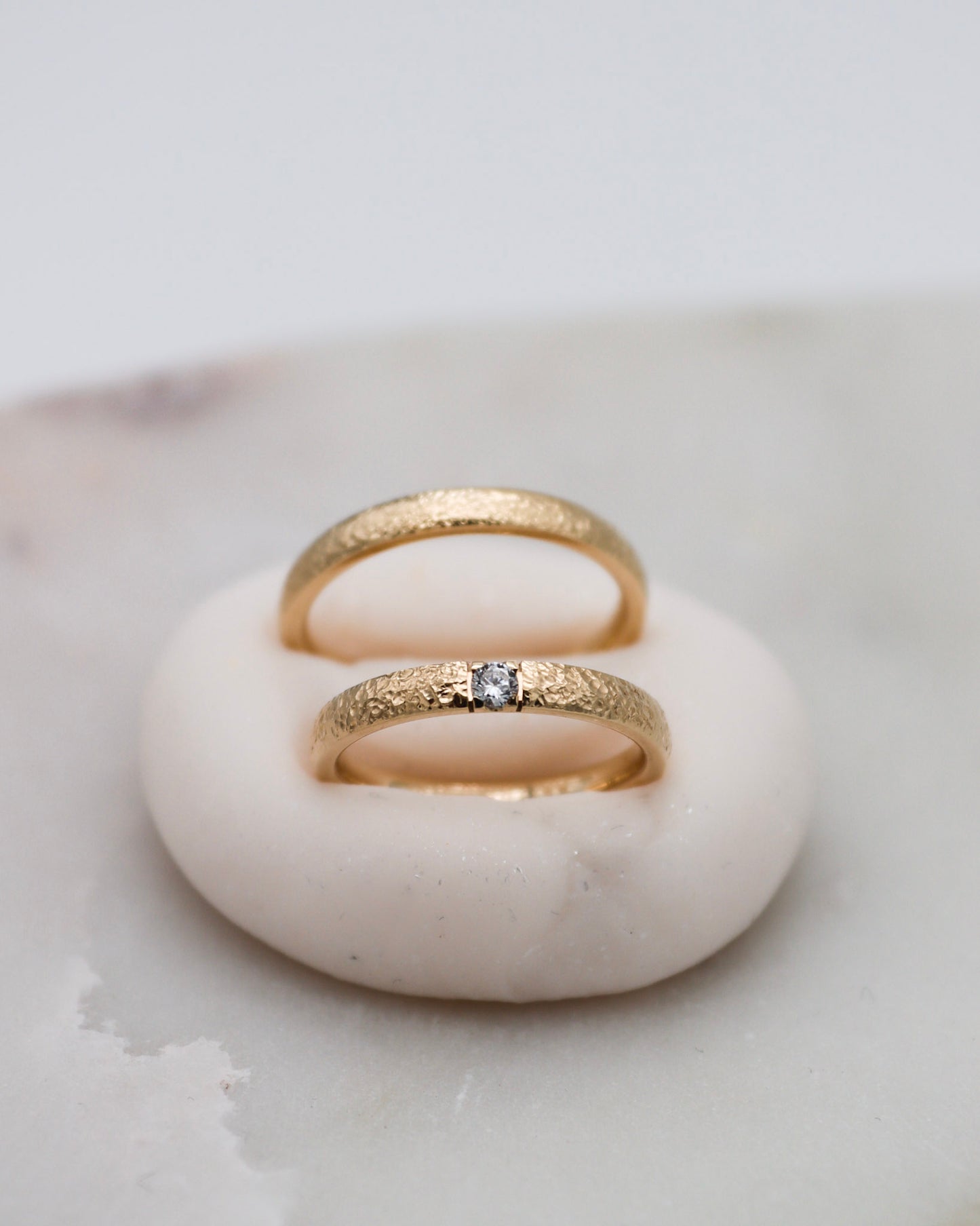 Eheringe in Gelbgold mit Nadelmattierung und Solitär-Brillant