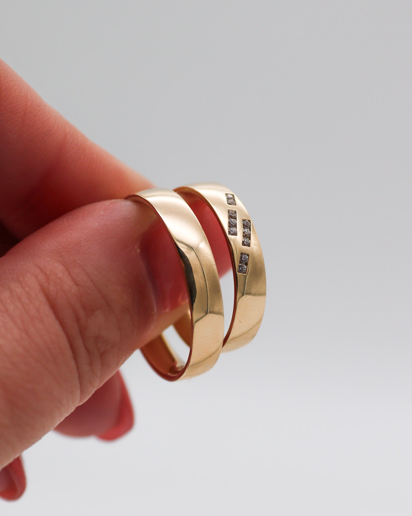 Eheringe aus Gelbgold mit polierter Oberfläche und eckiger Brillantfassung