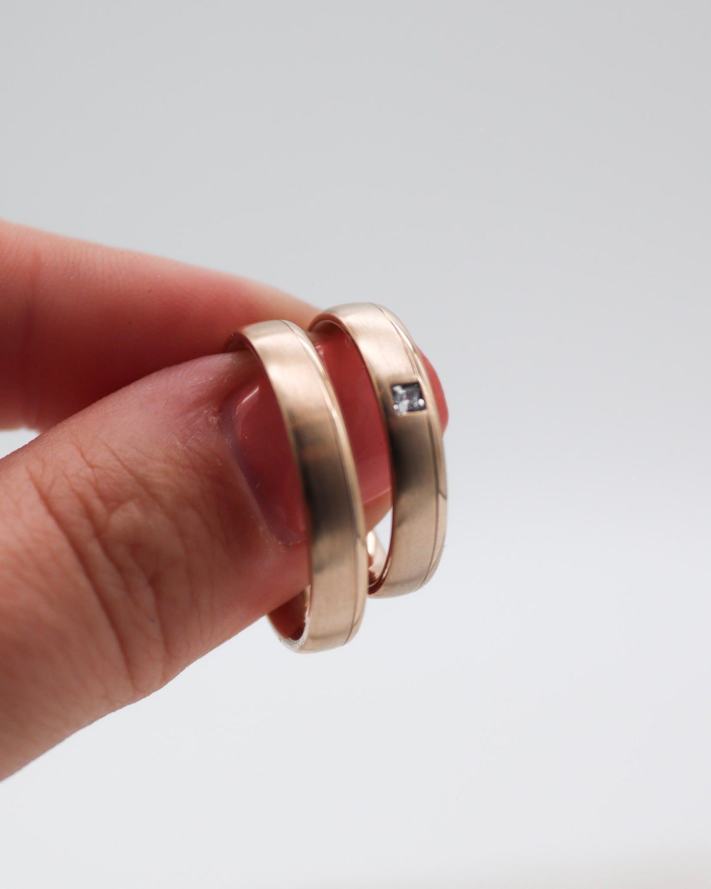 Eheringe mit Fugen-Design und Princess-Cut-Diamant – modern & stilvoll