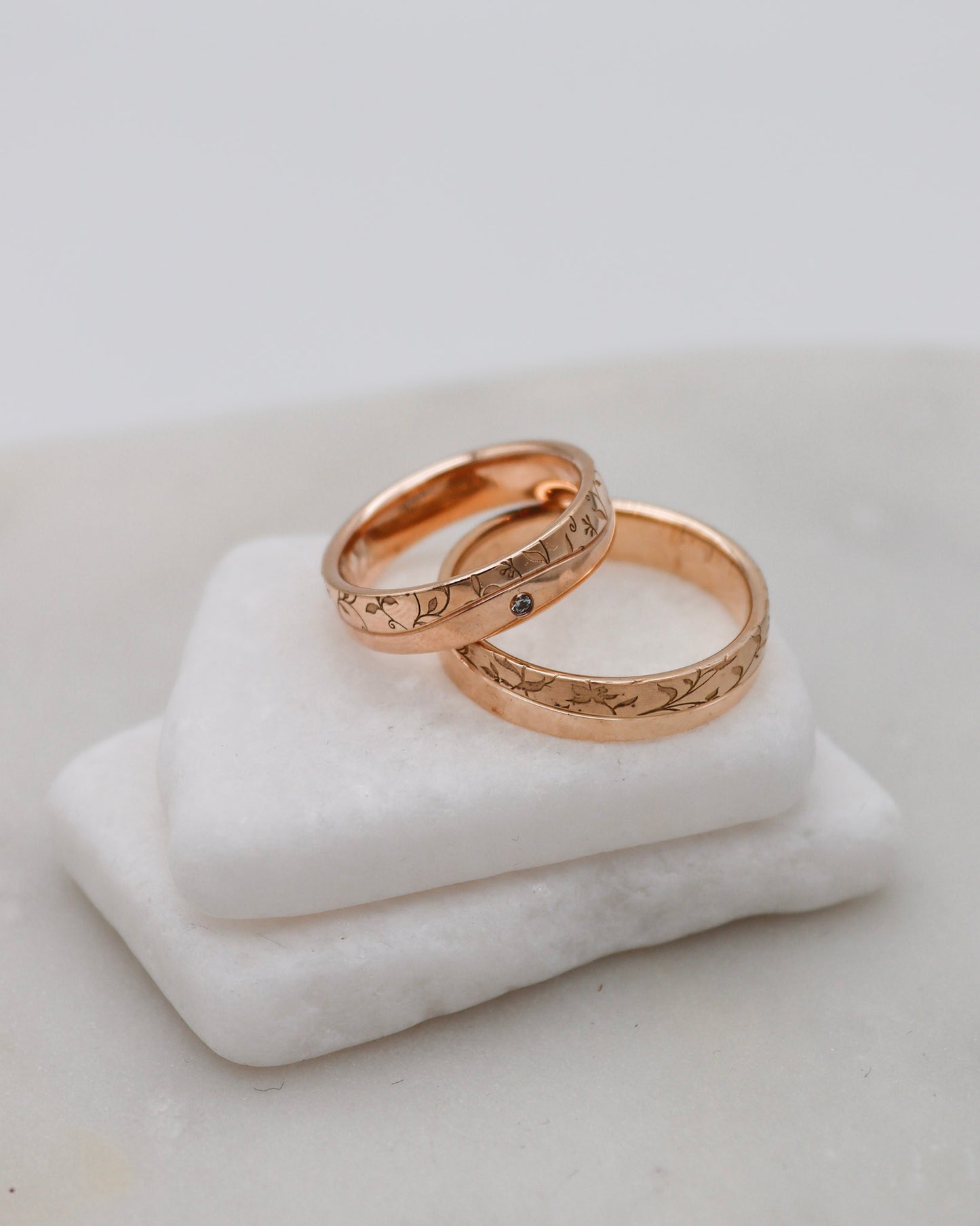Apricotgoldene Eheringe mit floralem Muster und 0.15ct Solitär