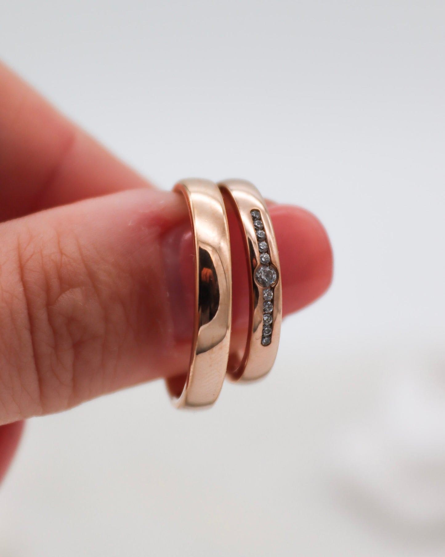 Eheringe in Haselnussgold mit polierter Oberfläche und umlaufendem Brillantbesatz