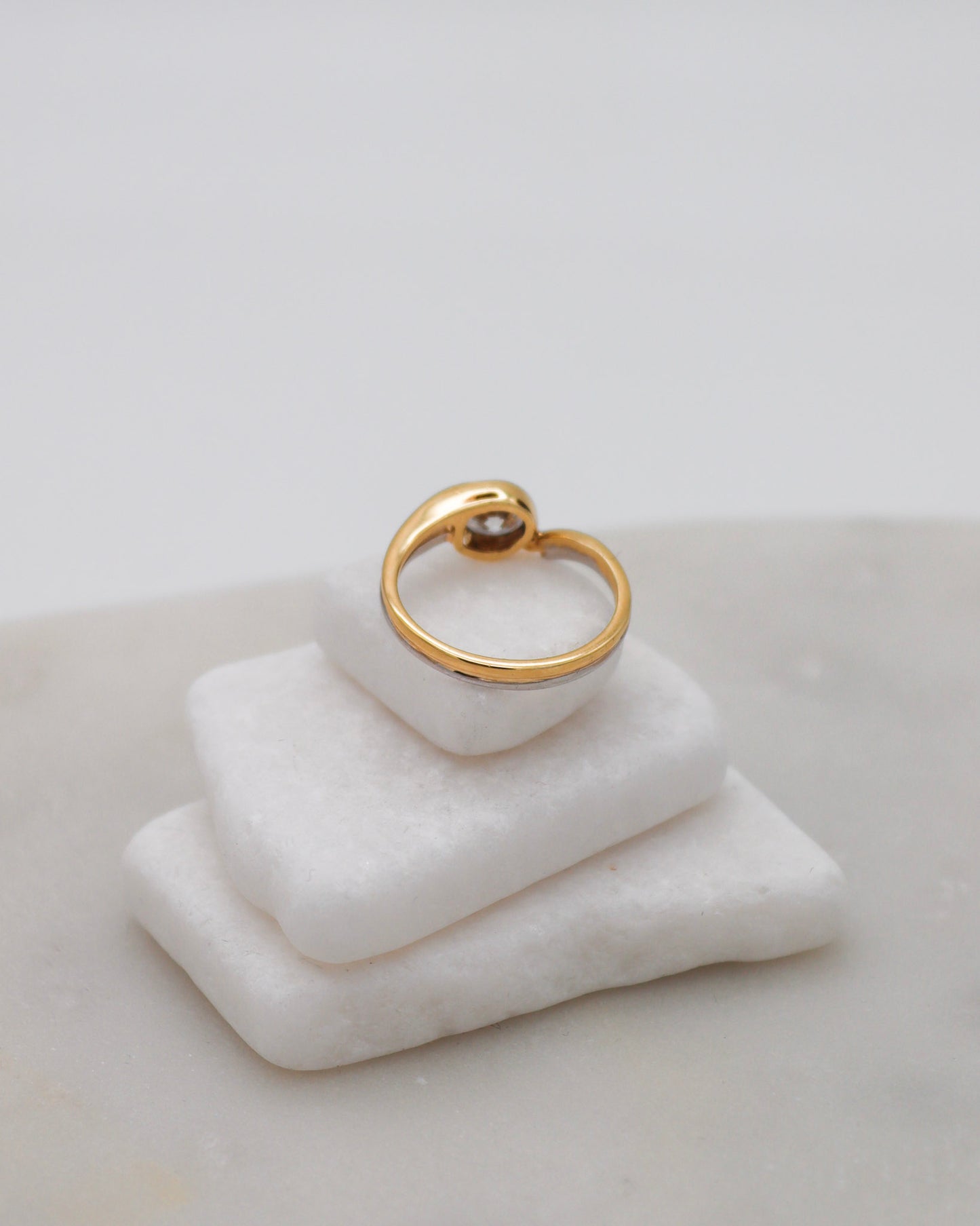 Vintage-Ring Doreen mit 1ct Zirkonia in Bezel-Fassung, gespaltene Bicolor-Ringschiene aus 585/-Gelb- & Weißgold – erhältlich in München und Augsburg