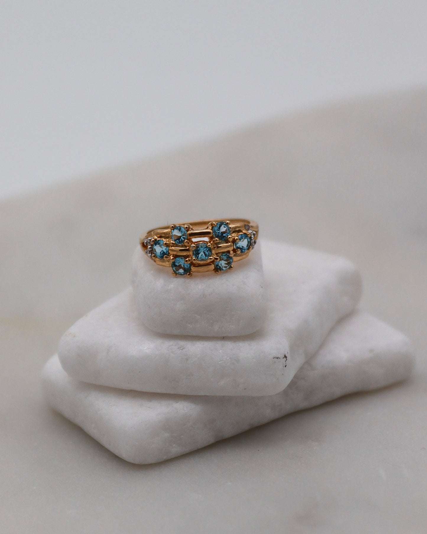 Vintage-Ring Jane aus 585er Gelbgold, besetzt mit 0.35ct Aquamarinen und 0.02ct Diamanten. Ein einzigartiges Schmuckstück in Größe 52, erhältlich in München und Augsburg