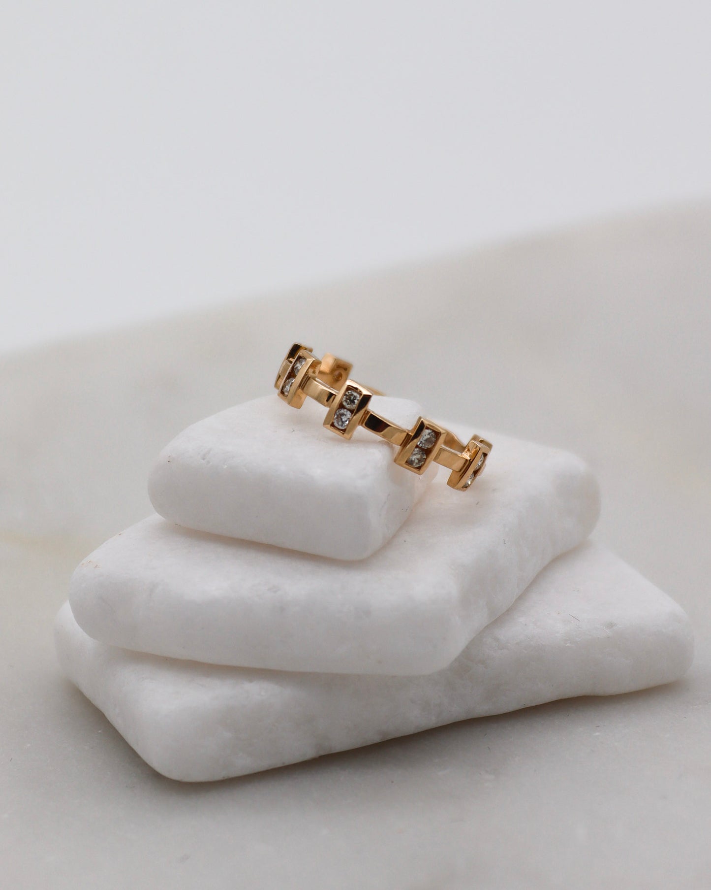 Vintage-Ring Mia mit 1.0ct Brillant und 14 Diamanten im Kronenstil, aus 585er Gold, erhältlich in München und Augsburg
