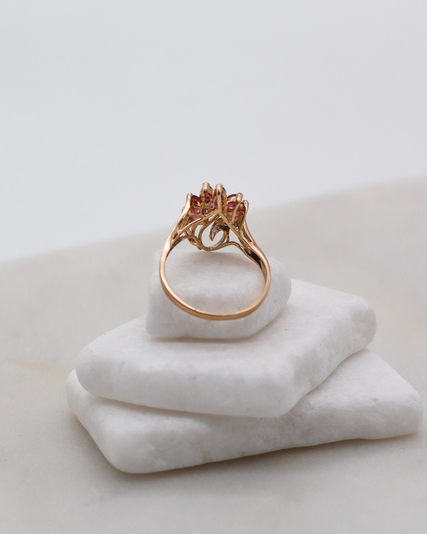 Vintage-Ring Erica mit 0.35ct pinken Saphiren und 0.03ct Diamanten in 585er Gelbgold – erhältlich in München und Augsburg