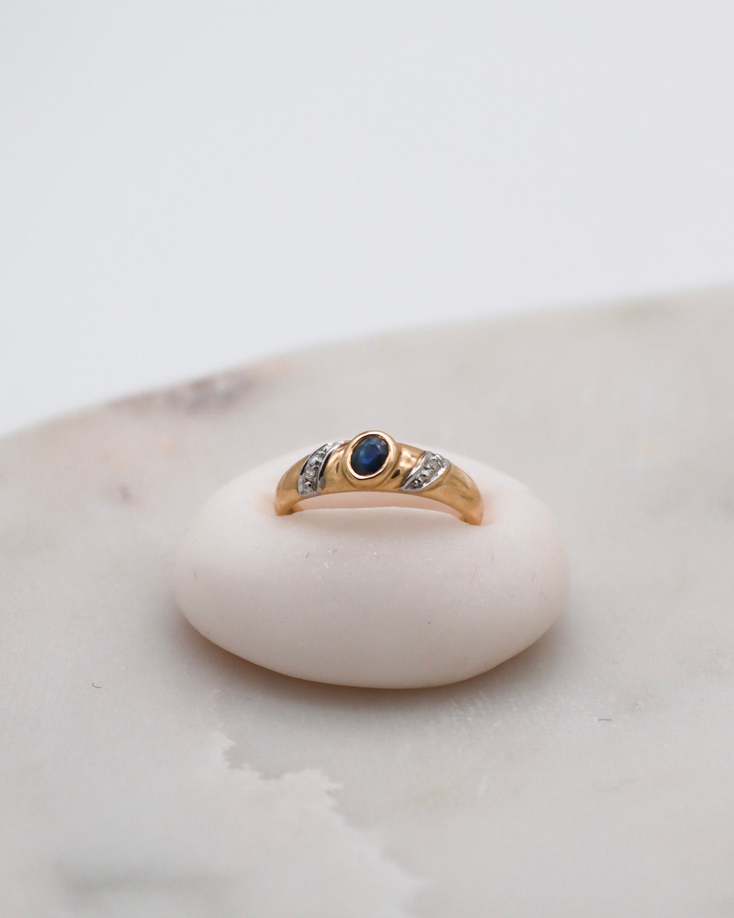 Vintage-Ring Kitt mit 0.24ct Smaragd und 0.02ct Diamanten in 585er Gelbgold und Weißgelbgold – erhältlich in München und Augsburg