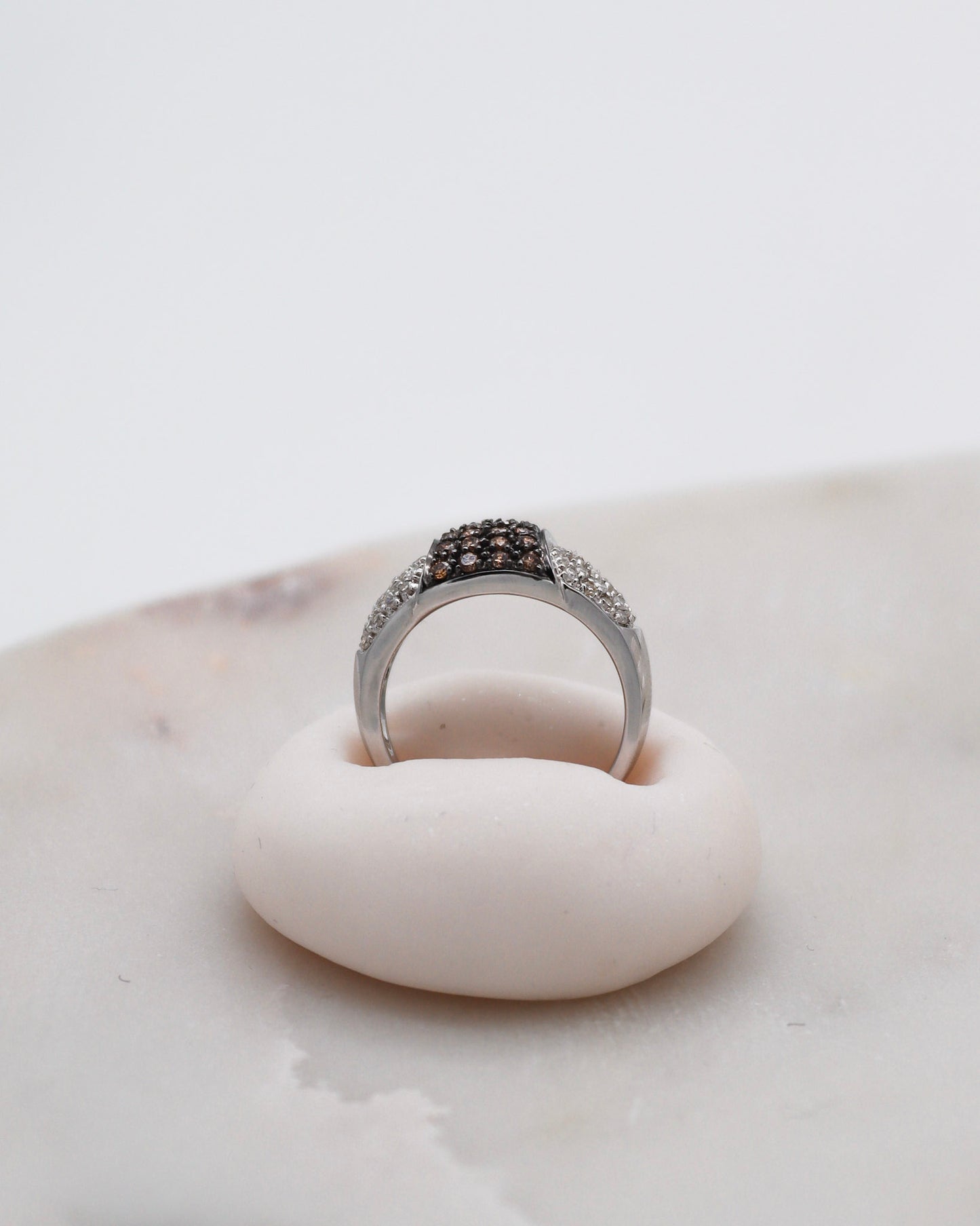 Vintage-Ring Edith mit 0.34ct braunen Diamanten & 0.43ct Brillanten in 585er Gelbgold & schwarzem Rhodium – erhältlich in München und Augsburg
