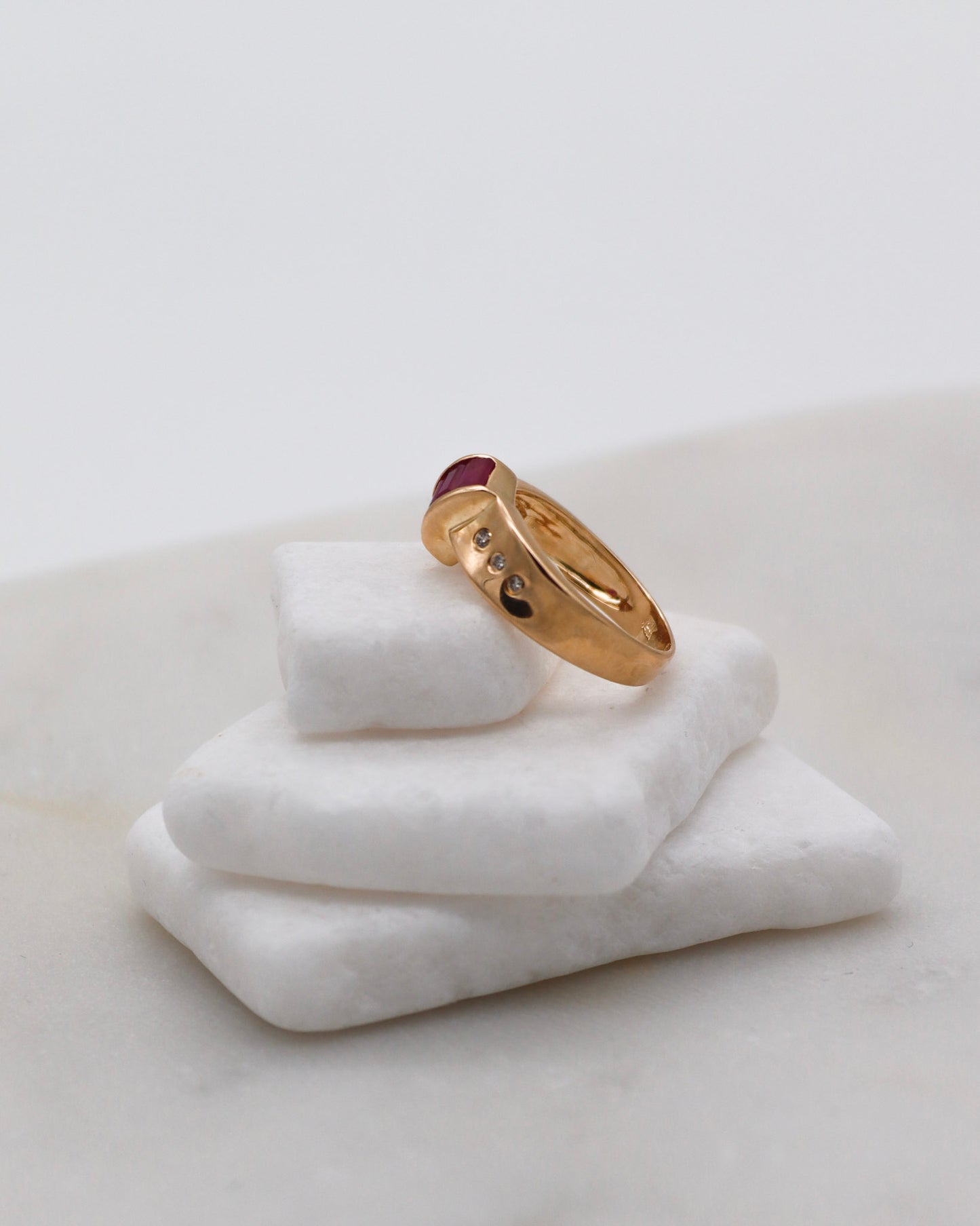 Vintage-Ring Joni mit 0.95ct Rubinen & 0.08ct Brillanten in 585er Gelbgold, Invisible & Bezel Setting – erhältlich in München und Augsburg