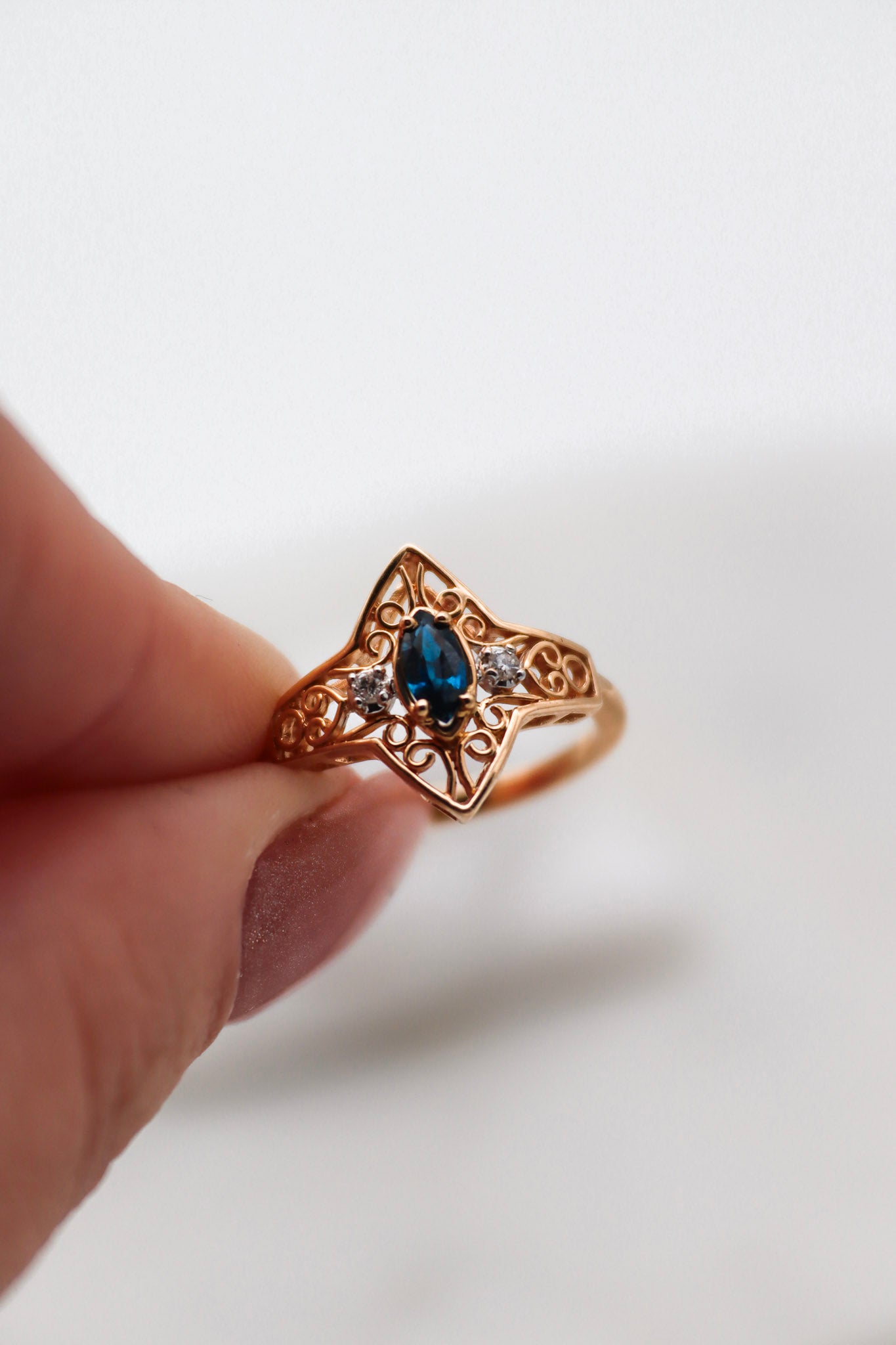 Vintage-Ring Joan aus 585er Gelbgold mit 0.35ct Marquise-Saphir und 0.03ct Diamanten. Art-Déco-Stil mit kunstvollen Details, erhältlich in München und Augsburg