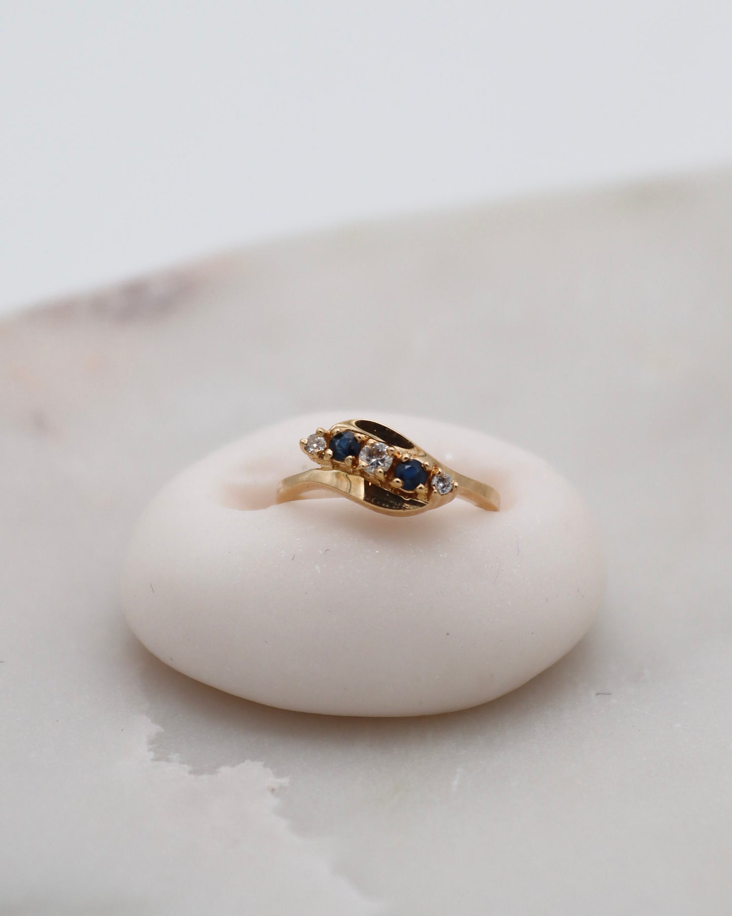 Vintage-Ring Gertrude mit 0.15ct Saphiren & 0.10ct Brillanten, florale Ringschiene aus 585/-Gelbgold – erhältlich in München und Augsburg