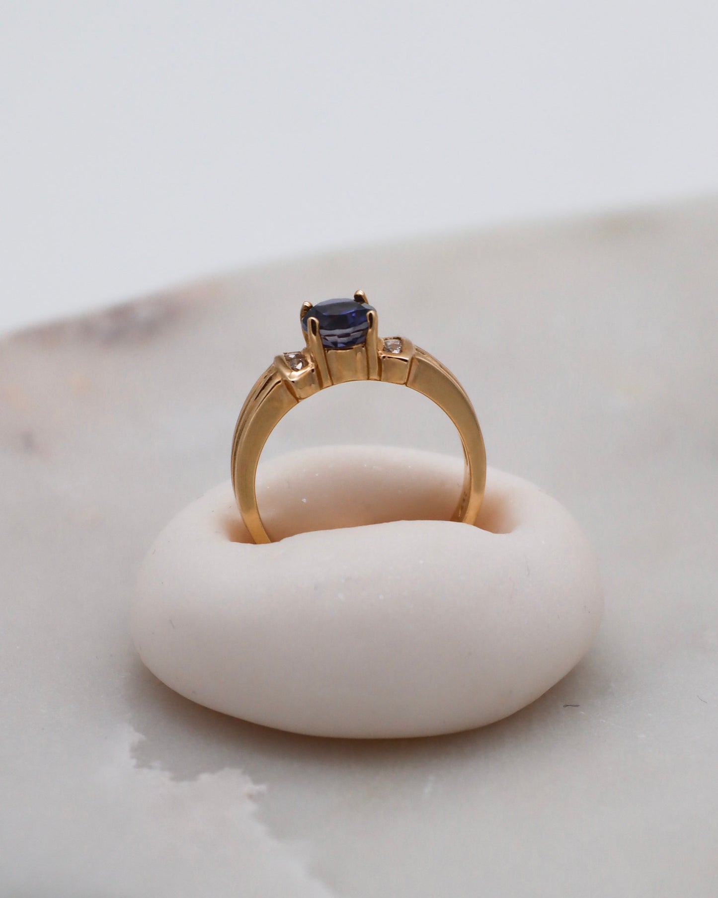 Vintage-Ring Kathleen mit 0.80ct Iolith & 0.08ct Brillanten, Bow-Tie-Rillenmuster in 585/-Gelbgold – erhältlich in München und Augsburg