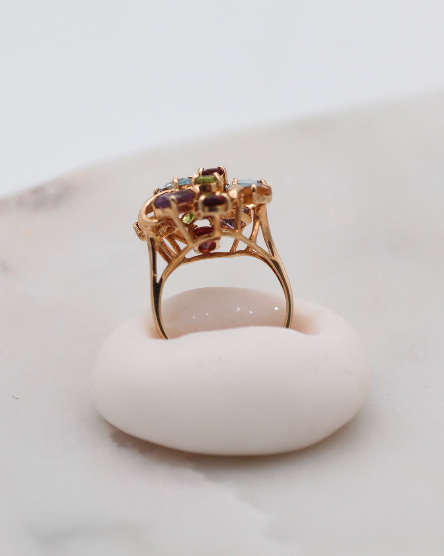 Vintage-Ring Colette mit Aquamarinen, Amethysten, Granaten, Peridots & Citrinen in floraler Anordnung aus 585/-Gelbgold – erhältlich in München und Augsburg