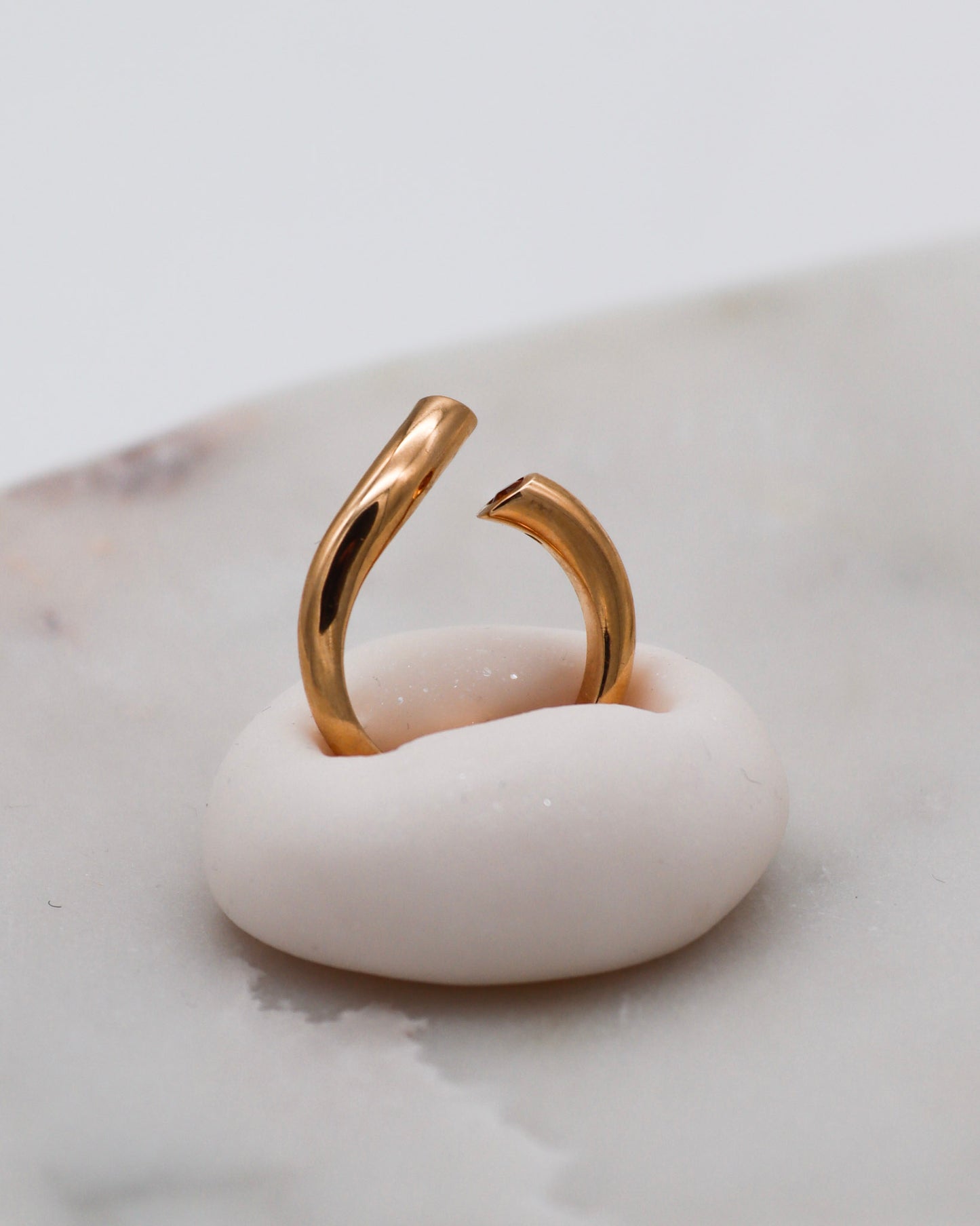Vintage-Ring Eloise mit 0.05ct Rubin & 0.05ct Citrin in Bezel-Fassung, offenes Splitring-Design aus 585/-Gelbgold – erhältlich in München und Augsburg