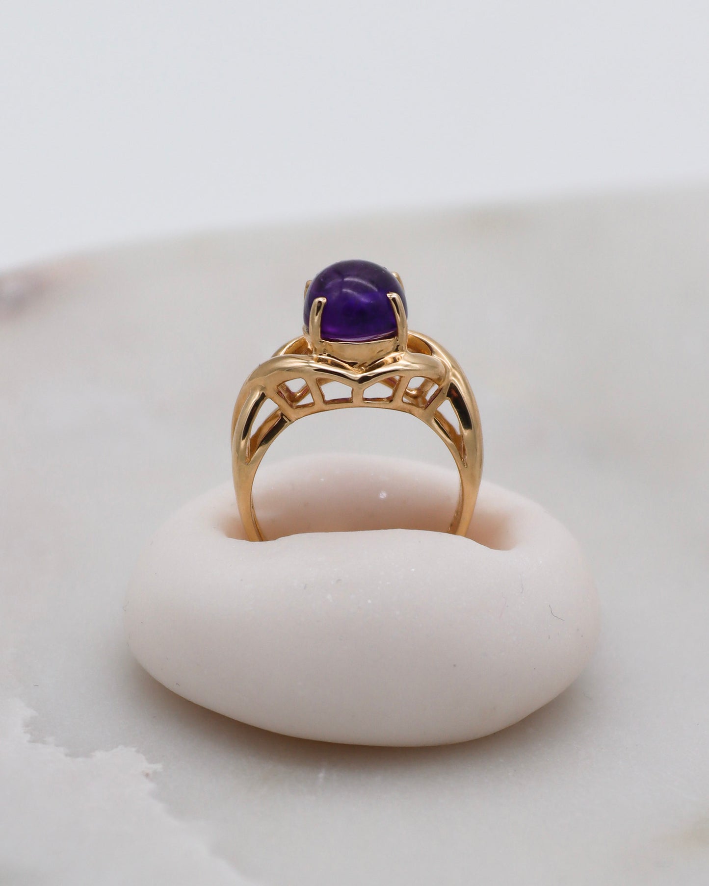 Vintage-Ring Janice mit 2ct Amethyst-Cabochon, Schleifen-Ringschiene in 585/-Gelbgold – elegantes Design, erhältlich in München und Augsburg