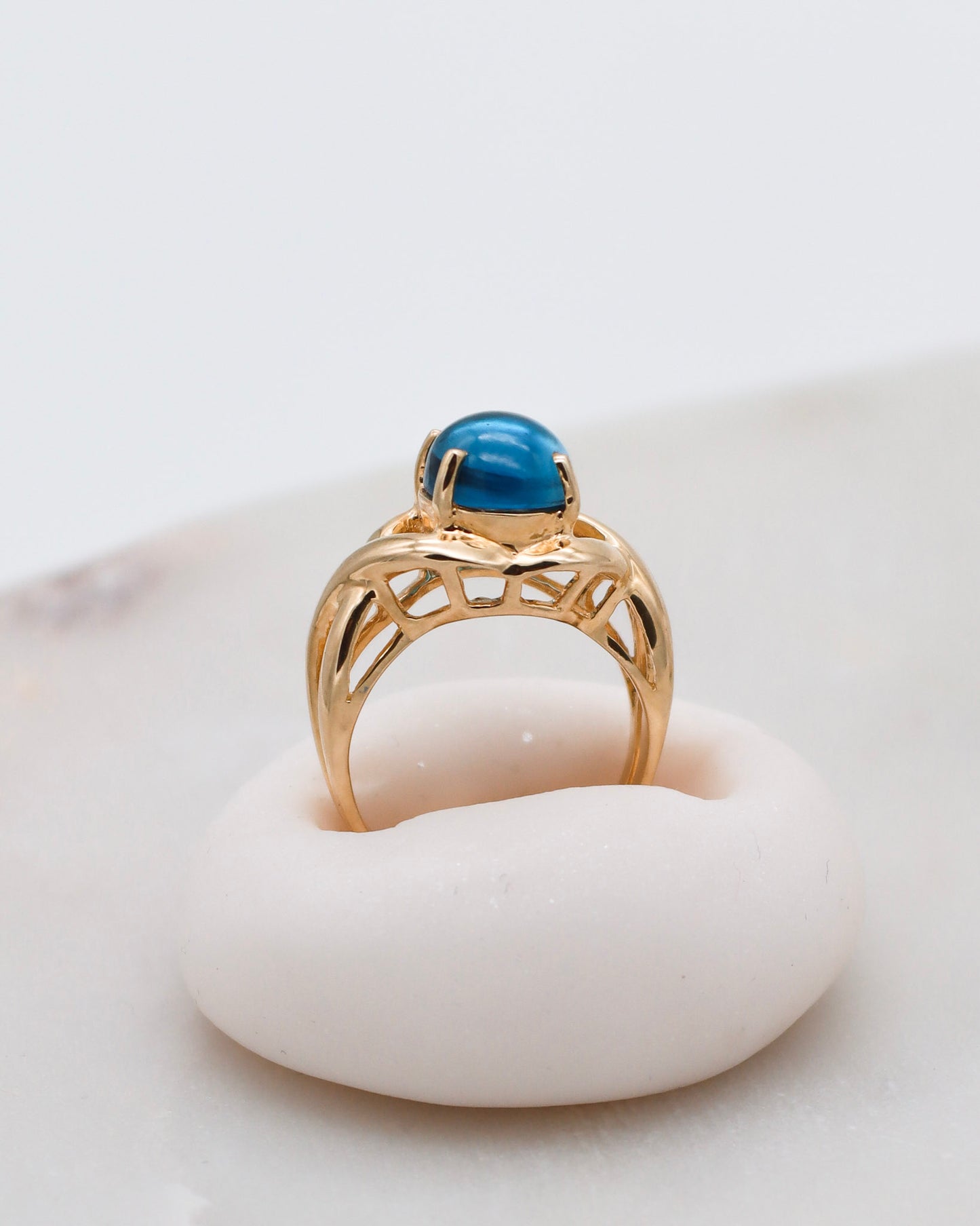 Vintage-Ring Rosalind mit 2ct facettiertem Topas (W/SV), Schleifen-Ringschiene in 585/-Gelbgold – erhältlich in München und Augsburg