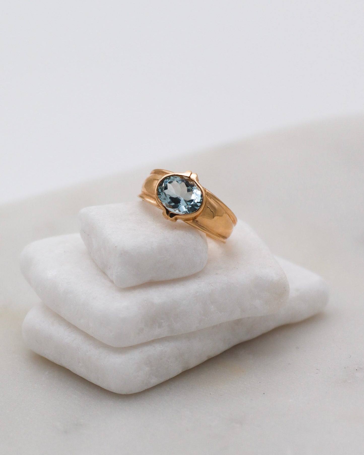 Vintage-Ring Uma mit 1.5ct quer gefasstem Aquamarin in glatter Bezel-Fassung, breite Ringschiene aus 585/-Gelbgold – erhältlich in München und Augsburg