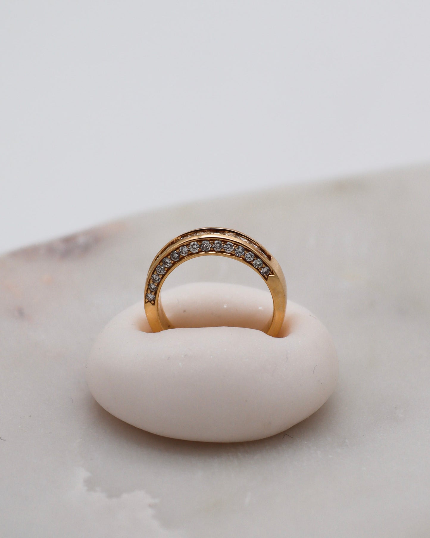 Vintage-Ring Xenia mit 1.14ct Diamanten (Brillanten & Princess Cut) in Verschnitt- und Invisible-Fassung aus 585/-Gelbgold – erhältlich in München und Augsburg