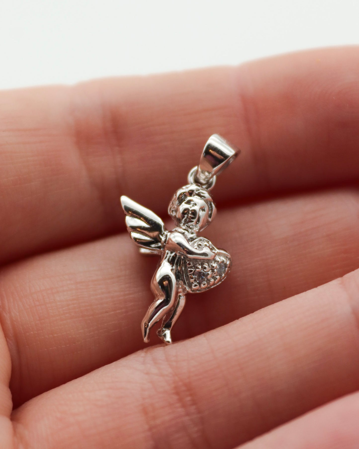 Engelanhänger aus Silber mit Zirkoniasteinen – Symbol der Schutzengel-Liebe