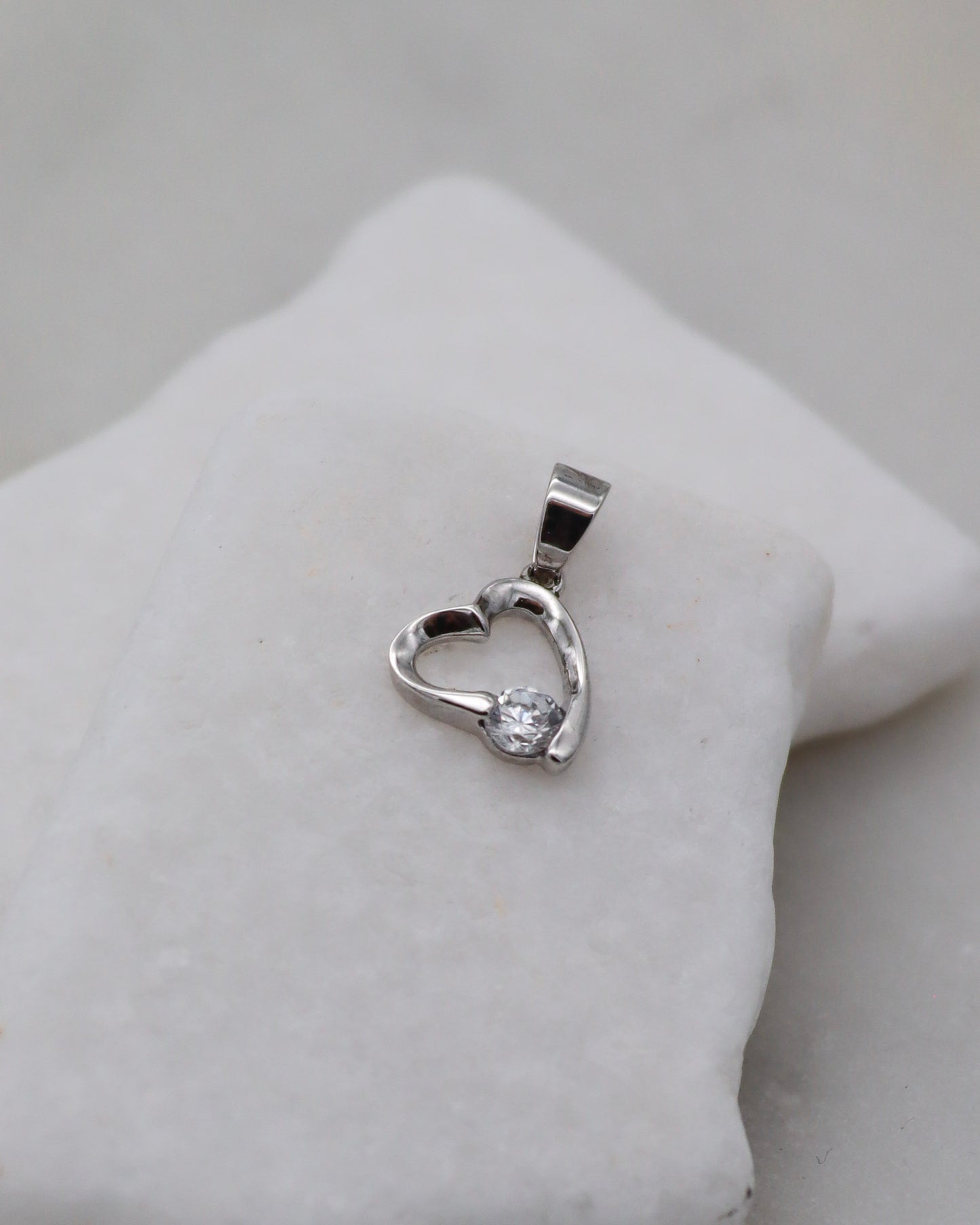 Bella Herzanhänger aus Silber mit funkelndem Zirkoniastein – Symbol der Liebe