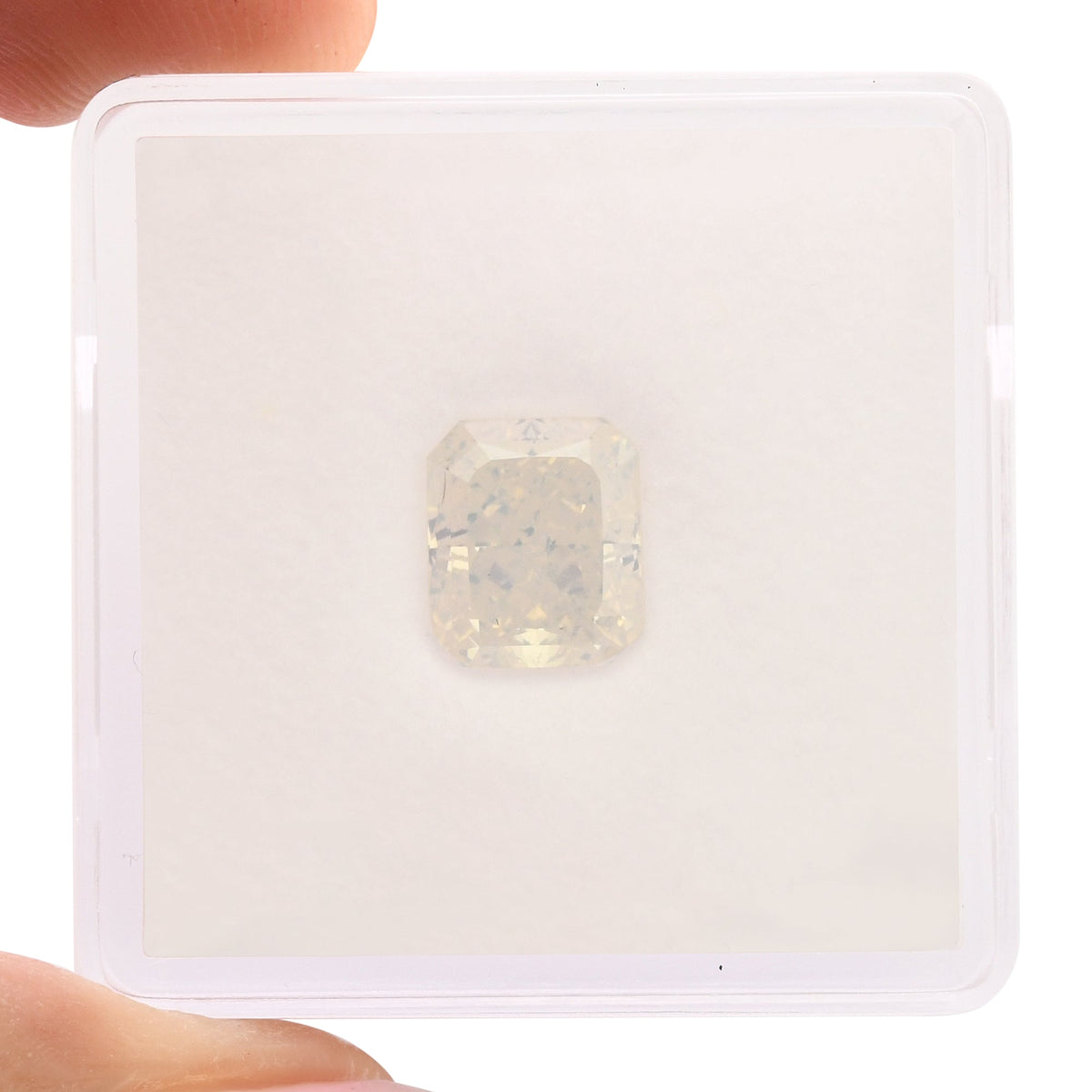 2,02 Karat Fancy White Radiant I2 GIA