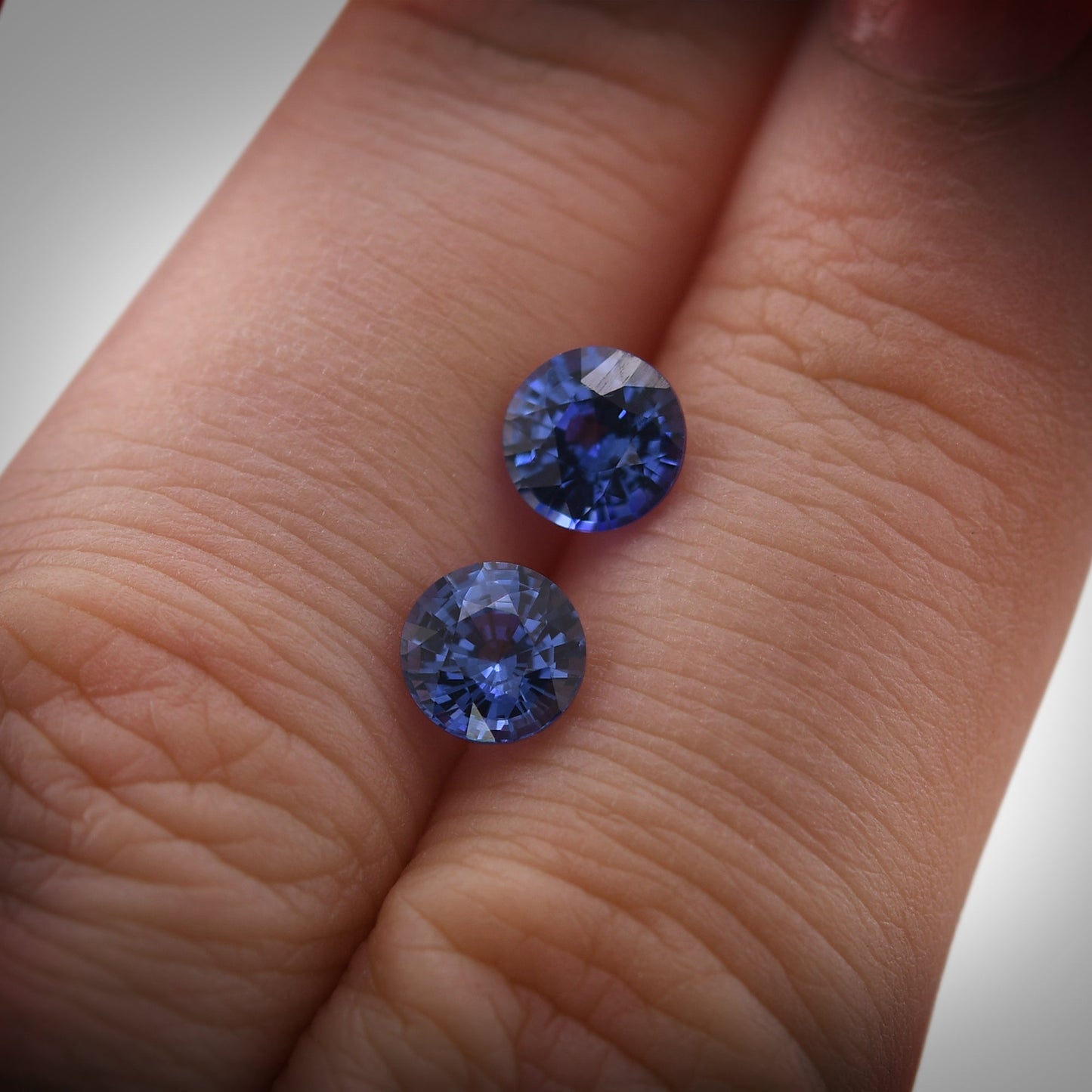 2,05 Karat blauer runder Saphir aus Sri Lanka