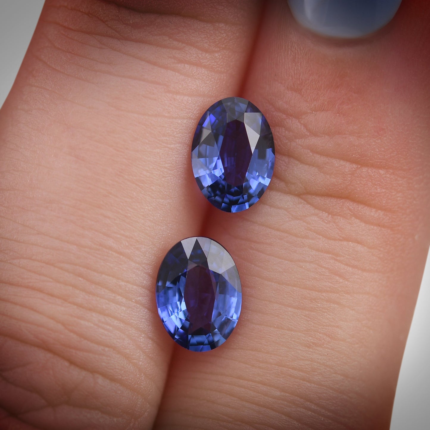 Paar ovale blaue Saphire aus Sri Lanka, 2,67 Karat