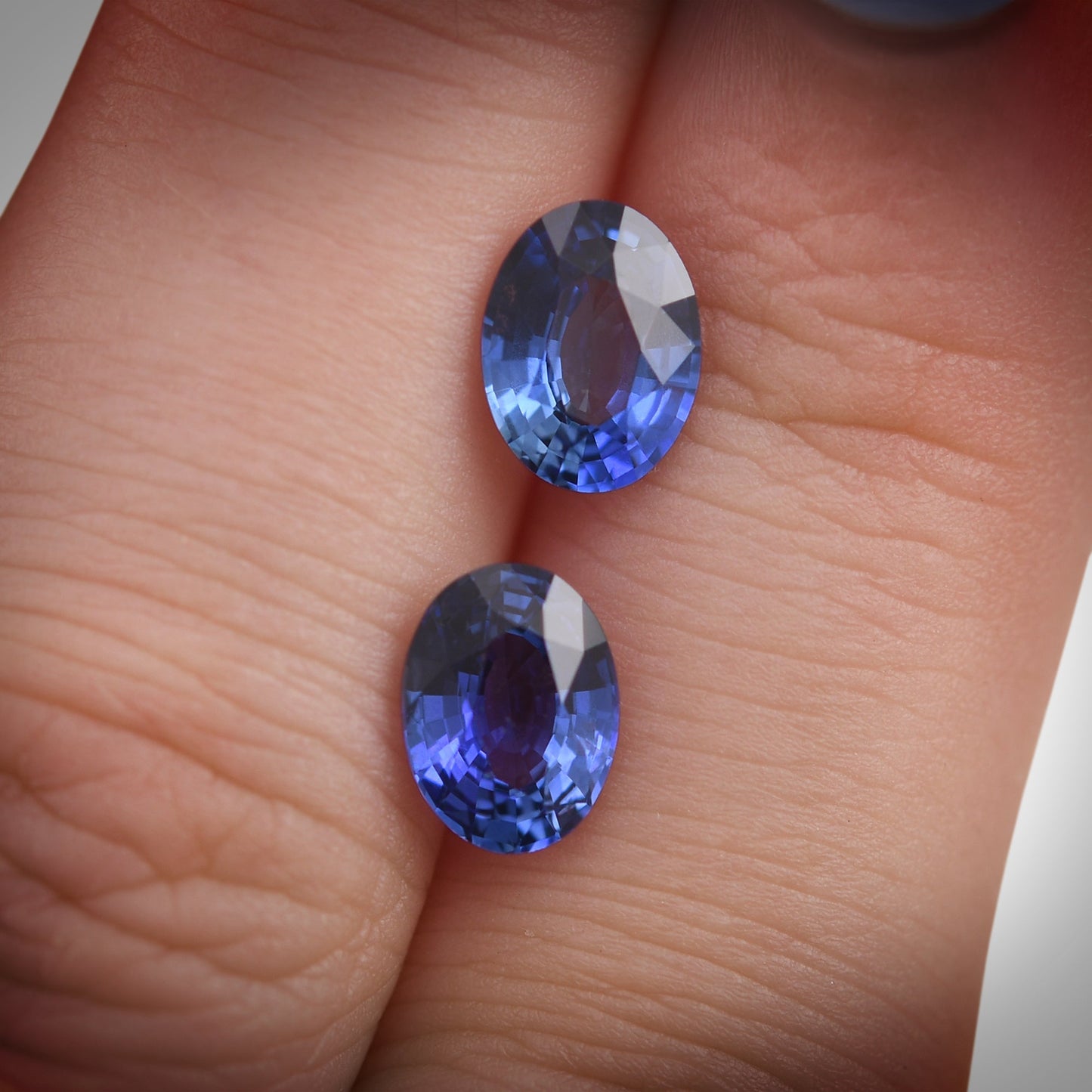 Paar ovale blaue Saphire aus Sri Lanka, 2,86 Karat