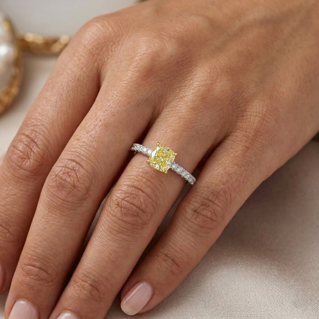 Ausgefallener gelber Kissen- und Pavé-Diamantring