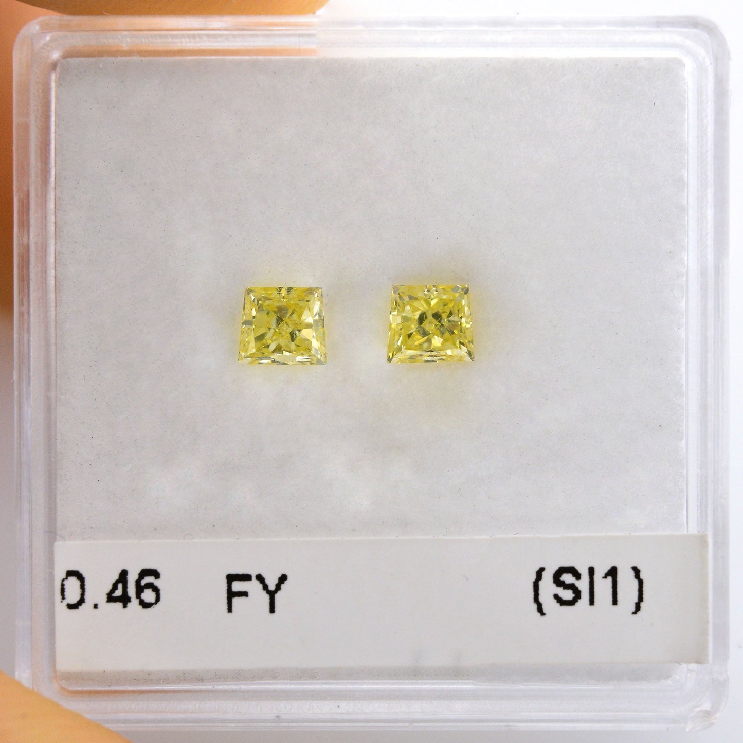 0,46 Karat Fancy Yellow Trapezoid Diamonds (SI1)