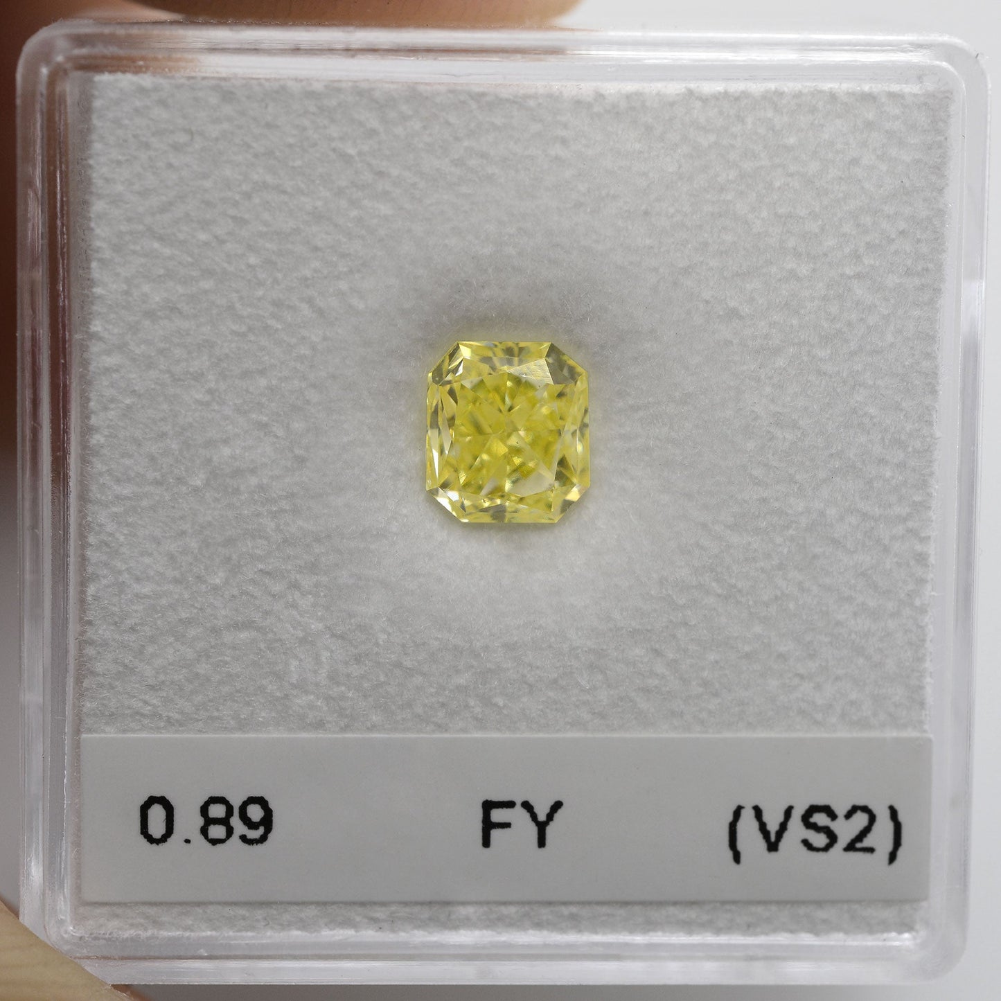 0,89 Karat Fancy Yellow Radiant (VS2)