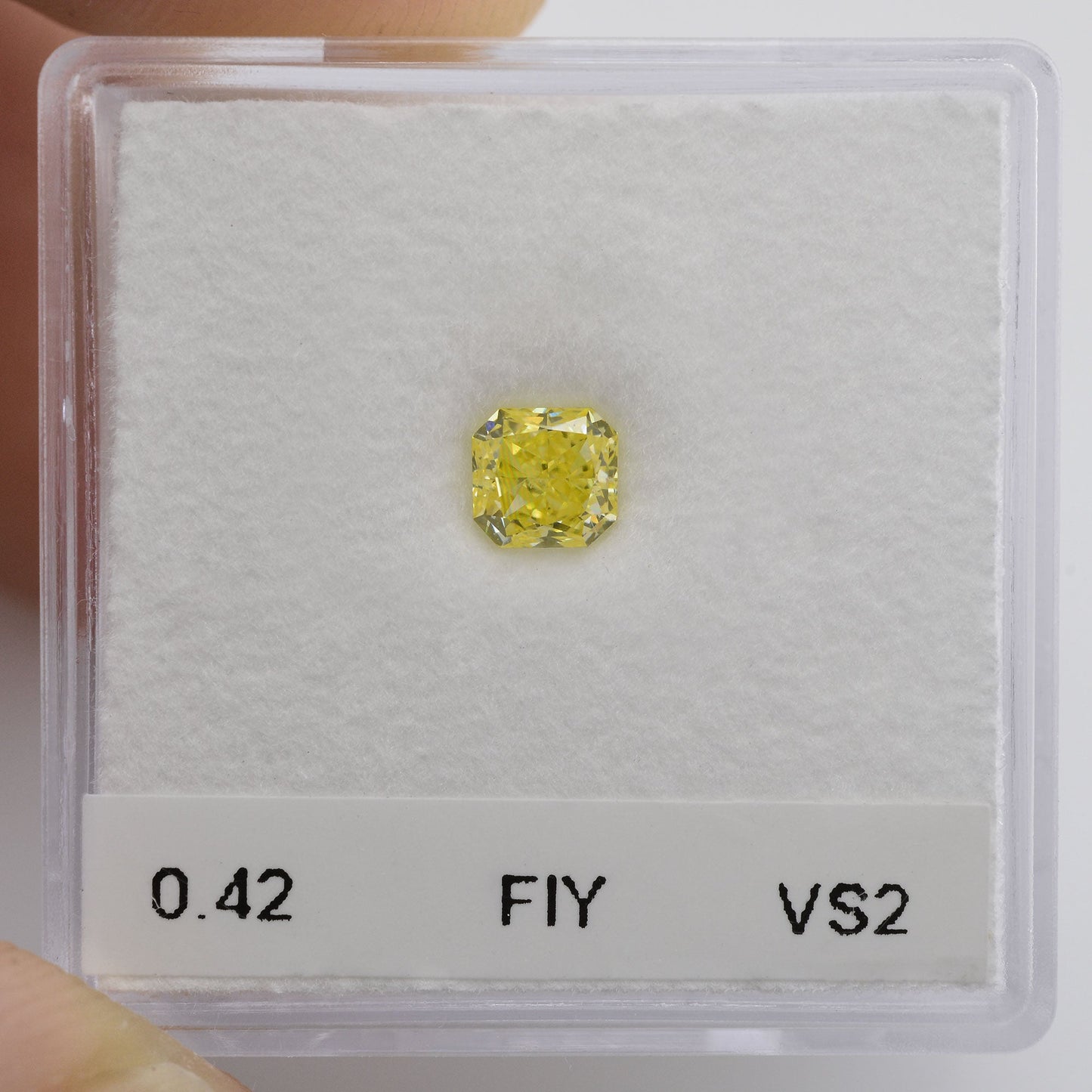 0,42 Karat Fancy Intense Yellow Radiant VS2 IGI