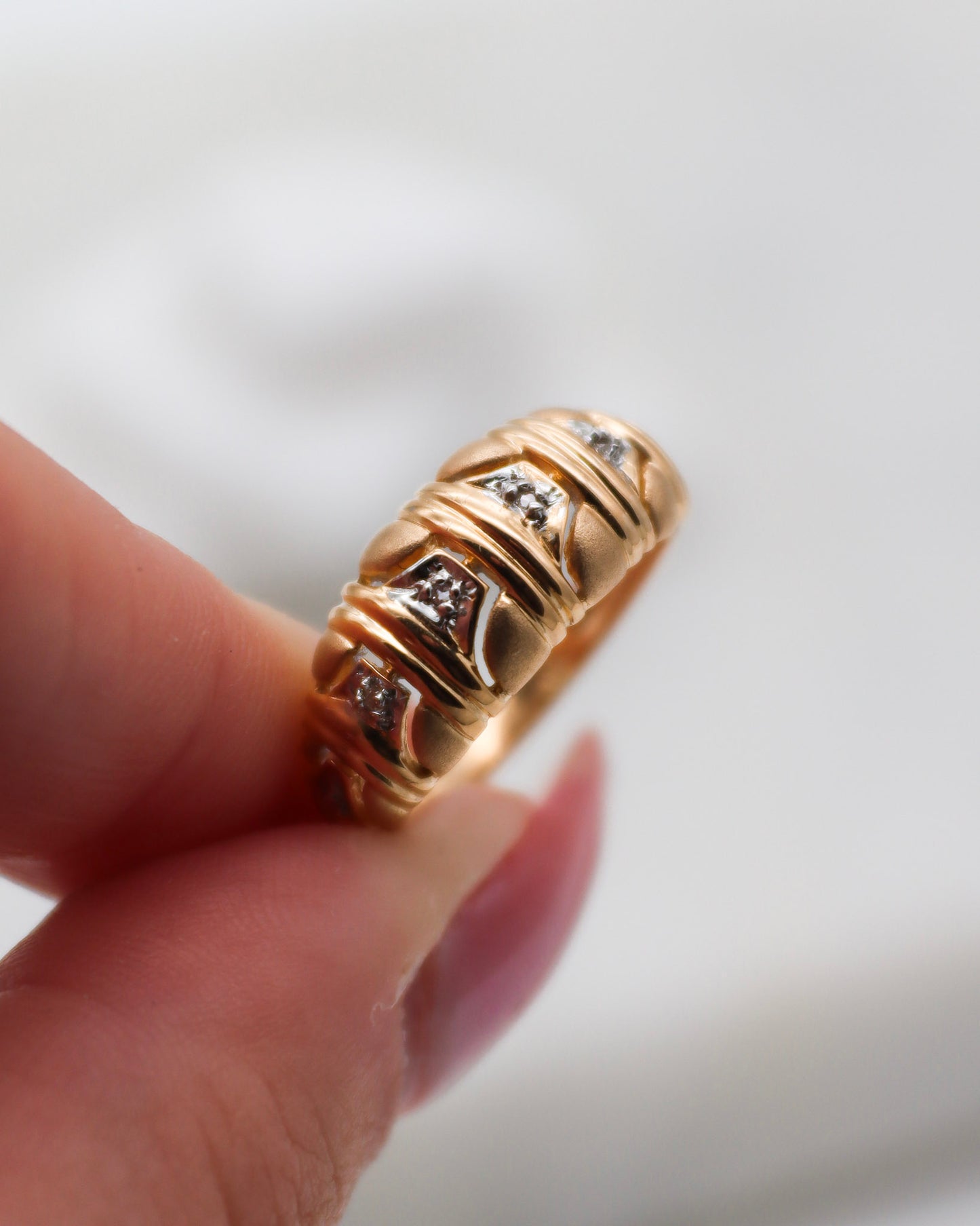Vintage-Ring Raquel mit 0.02ct Brillanten, breite Croissant-Ringschiene in 585/-Gelb- & Weißgold – elegantes Bicolor-Design aus München und Augsburg