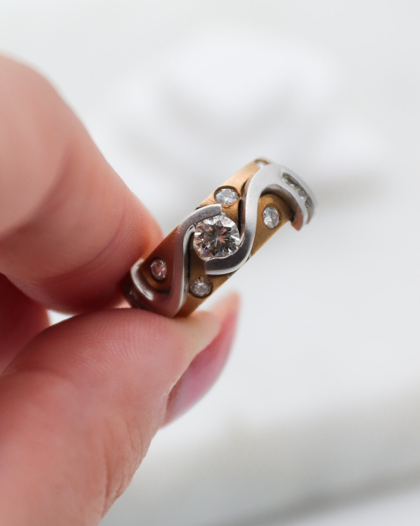 Vintage-Ring Sophia mit 1.10ct Brillanten & Princess Cut Diamanten, Wellenform in 585/-Gelb- & Weißgold – erhältlich in München und Augsburg