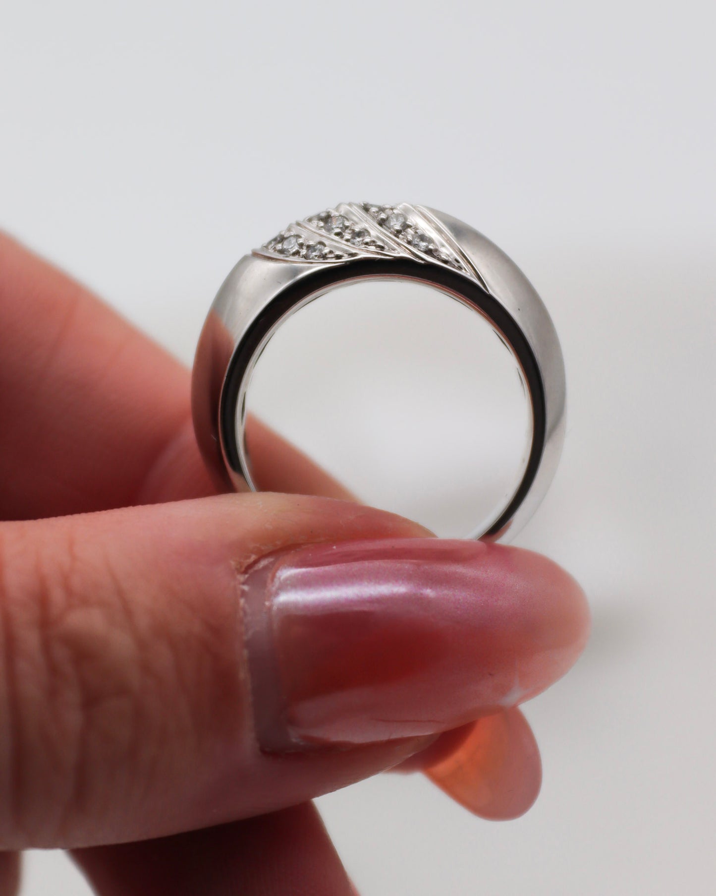 Vintage-Ring Ursula mit 0.19ct Brillanten im Chevron-Tressenmuster aus 750/-Weißgold – elegantes Design, erhältlich in München und Augsburg