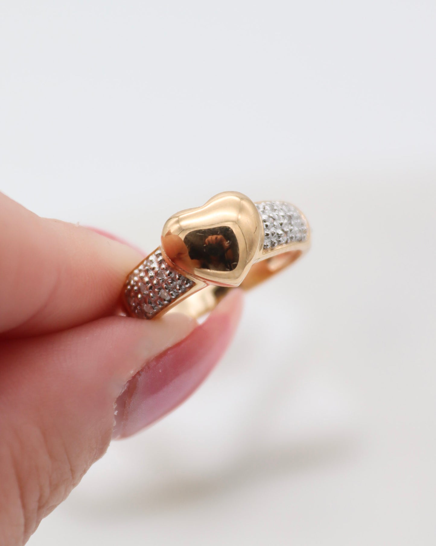 Vintage-Ring Wendy mit 0.08ct Diamanten im Herzdesign aus 585/-Gelb- & Weißgold – romantischer Bicolor-Ring, erhältlich in München und Augsburg