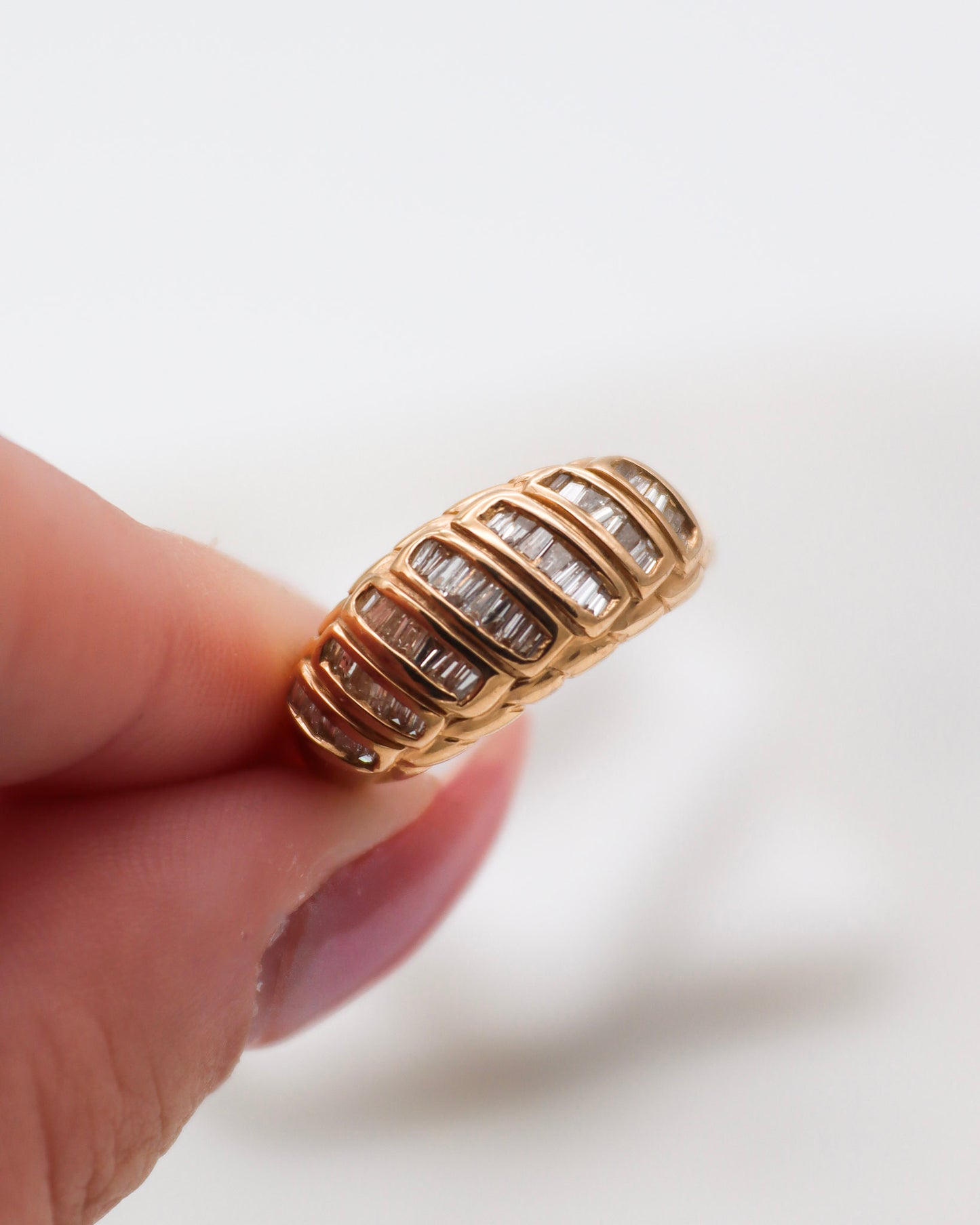 Vintage-Ring Yolande mit 0.5ct tapered Baguette-Diamanten im Chevron-Tressenmuster, Croissant-Ringschiene aus 585/-Gelbgold – München und Augsburg