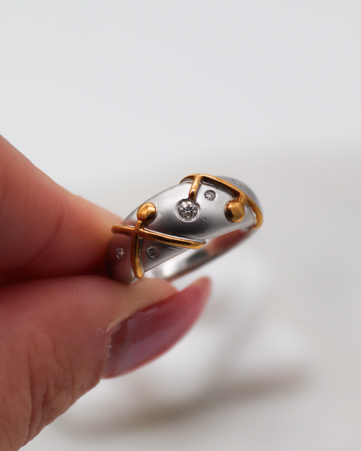 Vintage-Ring Adrienne mit 0.13ct Brillanten im Punkt-Strich-Muster, 950/-Platin & 750/-Gelbgold – moderner Bicolor-Look aus München und Augsburg