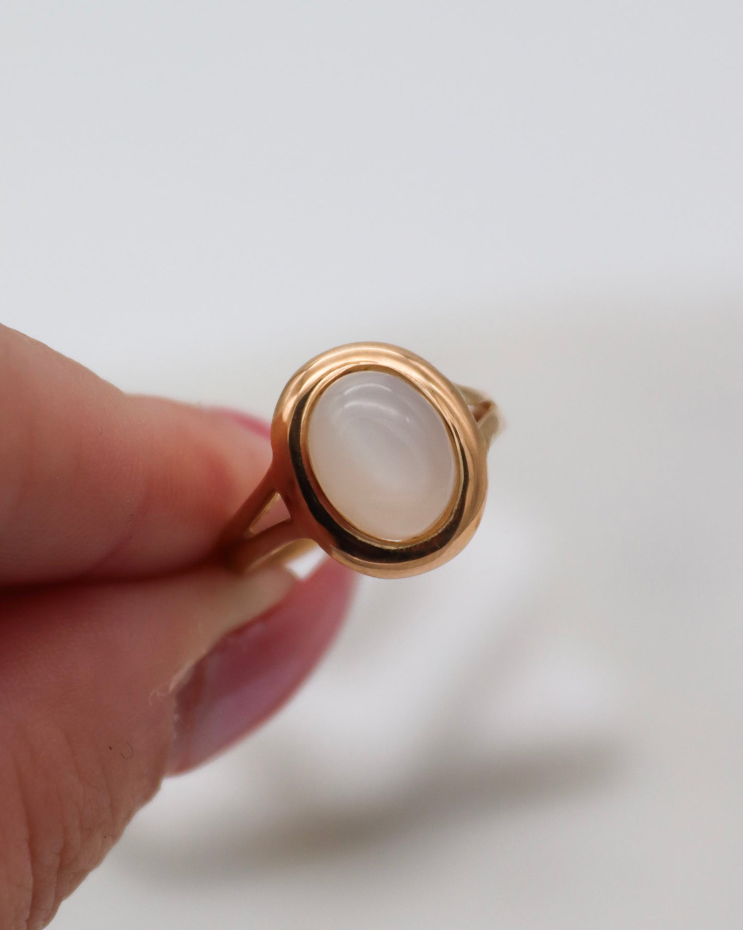 Vintage-Ring Alicia mit 0.7ct ovalem Mondstein in Cathedral-Fassung, gespaltene Ringschiene aus 585/-Gelbgold – erhältlich in München und Augsburg
