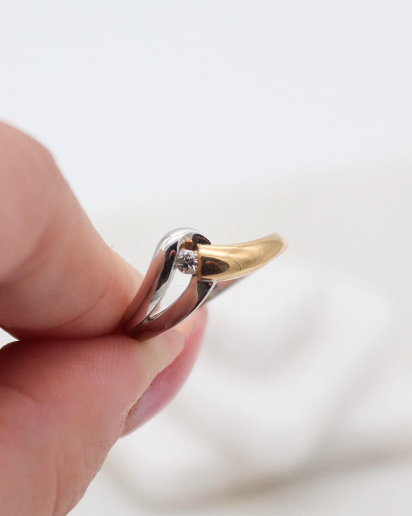 Vintage-Ring Brittany mit 0.07ct Brillant, geschwungene Bicolor-Ringschiene aus 585/-Gelb- & Weißgold – erhältlich in München und Augsburg