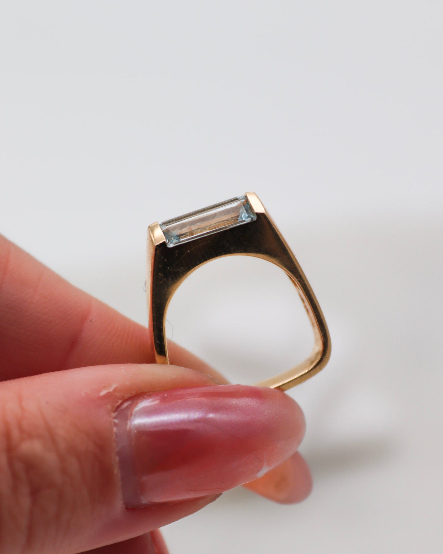 Vintage-Ring Christina mit 1.64ct Aquamarin im Baguette-Stil, Invisible Setting & kantige Ringschiene aus 585/-Gelbgold – München und Augsburg