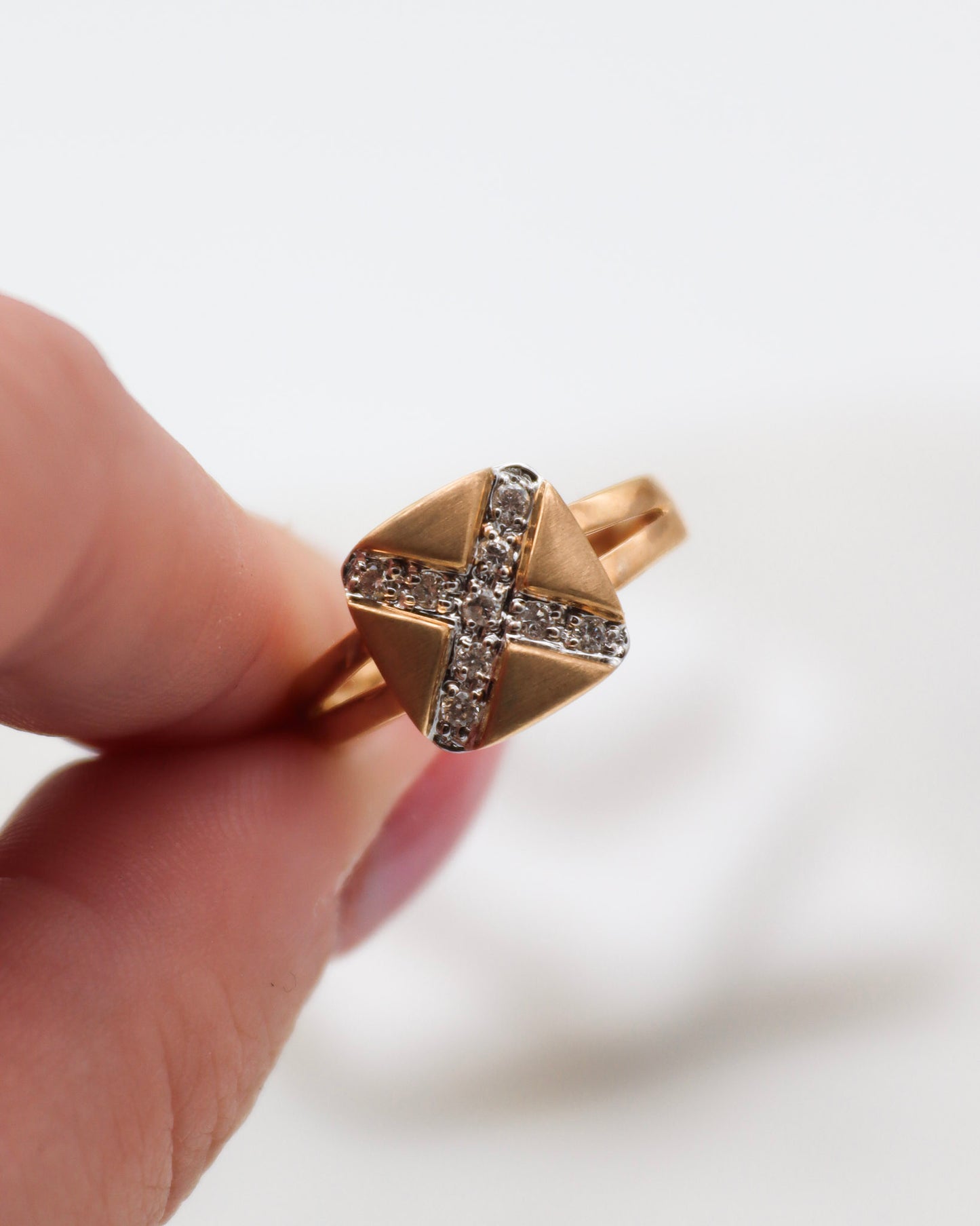 Vintage-Ring Dominique mit 0.18ct Brillanten im Kreuzdesign, gespaltene Bicolor-Ringschiene aus 585/-Gelb- & Weißgold – München und Augsburg