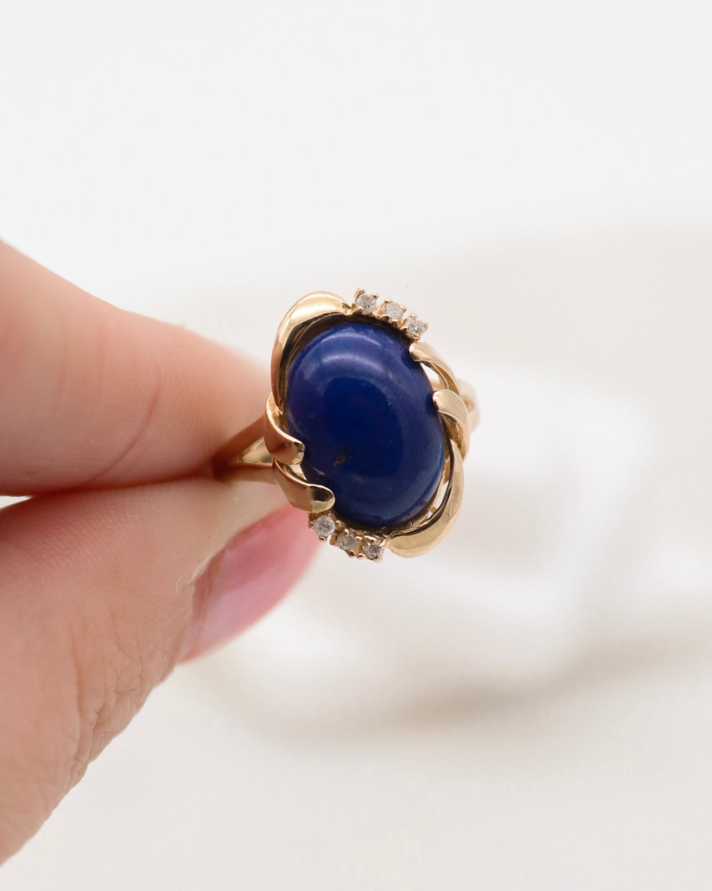 Vintage-Ring Francine mit 1ct Lapis Lazuli & 0.06ct Brillanten, extravagante Bezel- & Cathedral-Fassung in 585/-Gelbgold – München und Augsburg