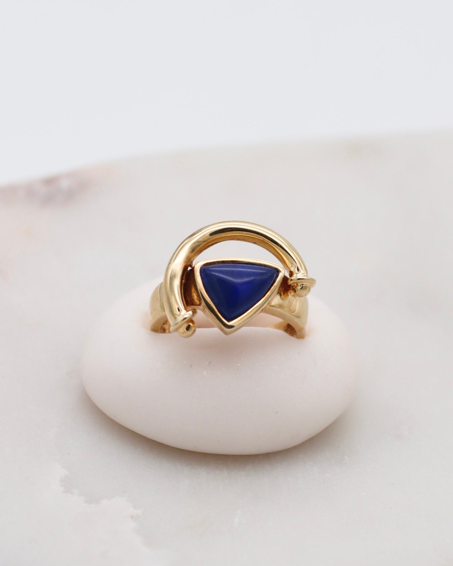Vintage-Ring Gabrielle mit 0.70ct Trillantform-Lapis in Bezelfassung, Art-Déco-Design aus 585/-Gelbgold – erhältlich in München und Augsburg