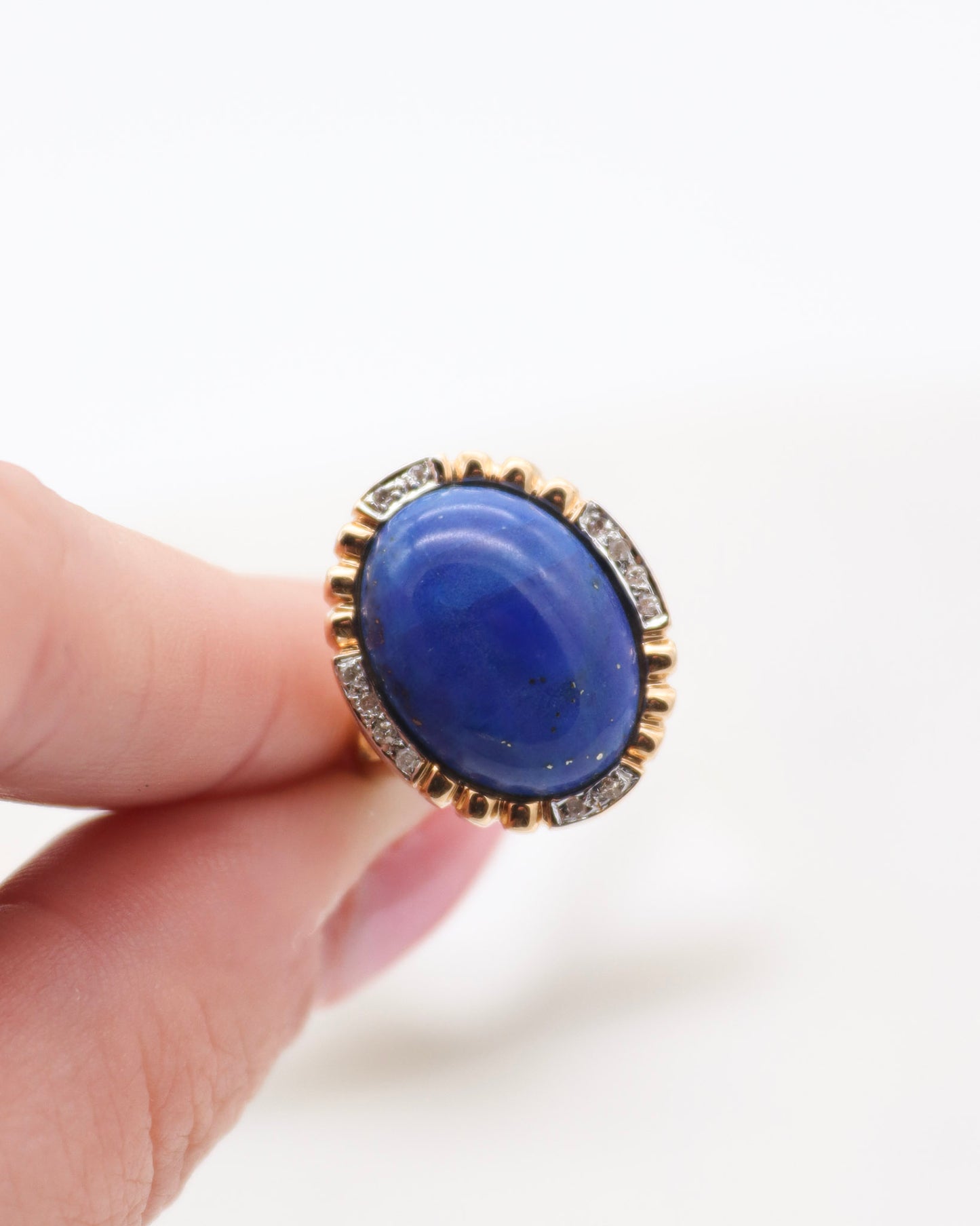 Vintage-Ring Hayley mit 2ct ovalem Lapis Lazuli & 0.07ct Brillanten, Halo-Design in Cathedral-Fassung aus 585/-Gelbgold – München und Augsburg