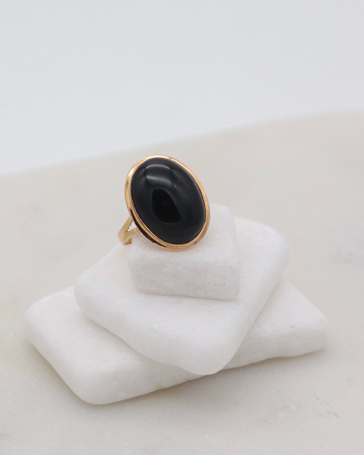 Vintage-Ring Mira mit 3ct ovalem Onyx in Bezel- & Cathedral-Fassung aus 585/-Gelbgold – zeitloser Klassiker aus München und Augsburg