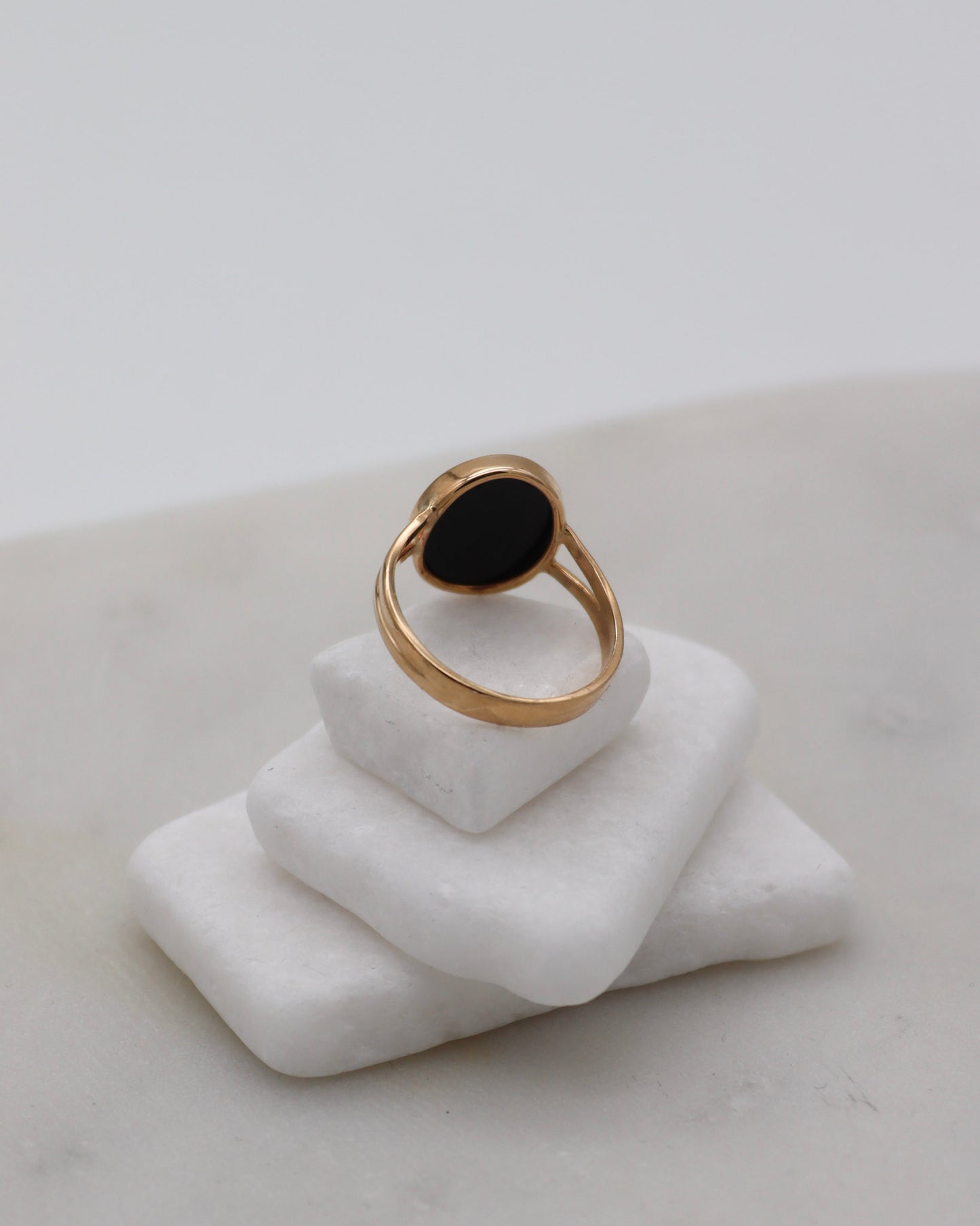Vintage-Ring Violet mit 2ct ovalem Onyx in Bezelsetting, gespaltene Ringschiene aus 585/-Gelbgold – erhältlich in München und Augsburg